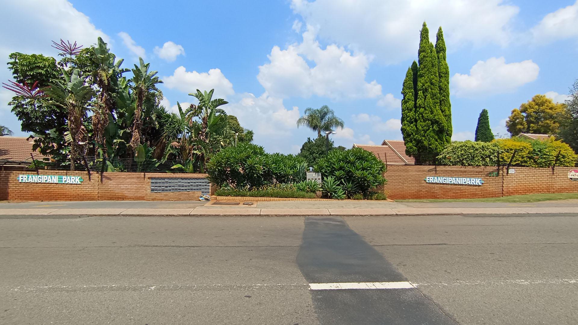 Front View of property in La Montagne