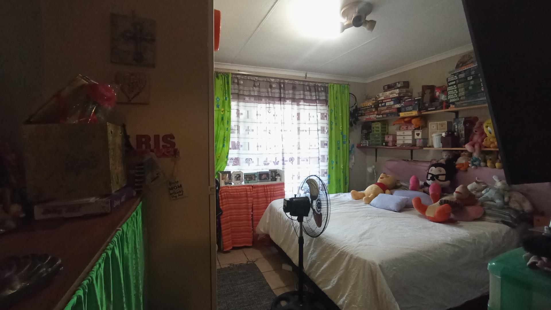 Main Bedroom - 16 square meters of property in La Montagne