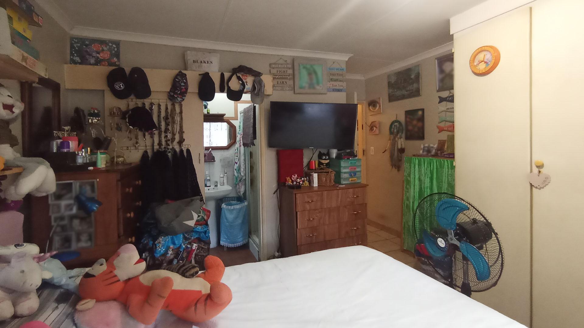 Main Bedroom - 16 square meters of property in La Montagne