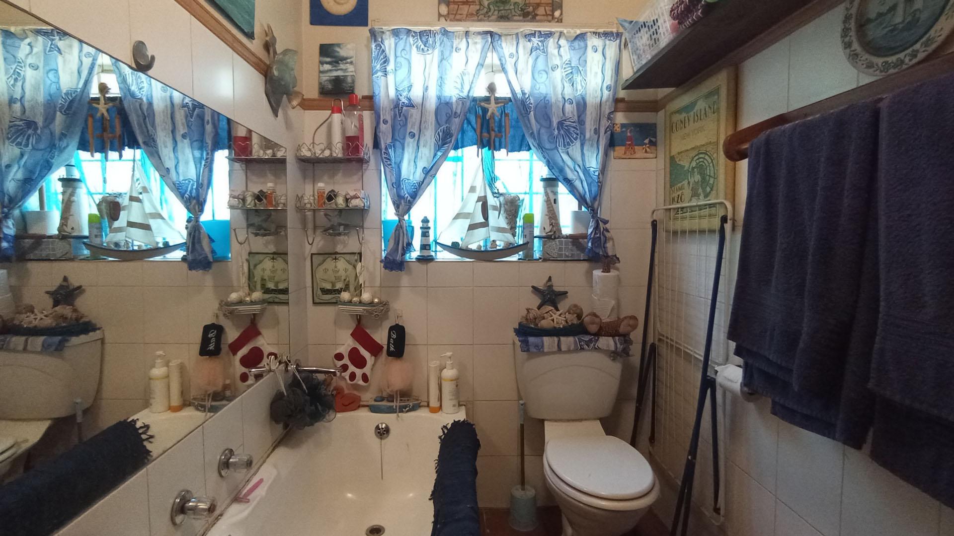 Bathroom 1 - 5 square meters of property in La Montagne