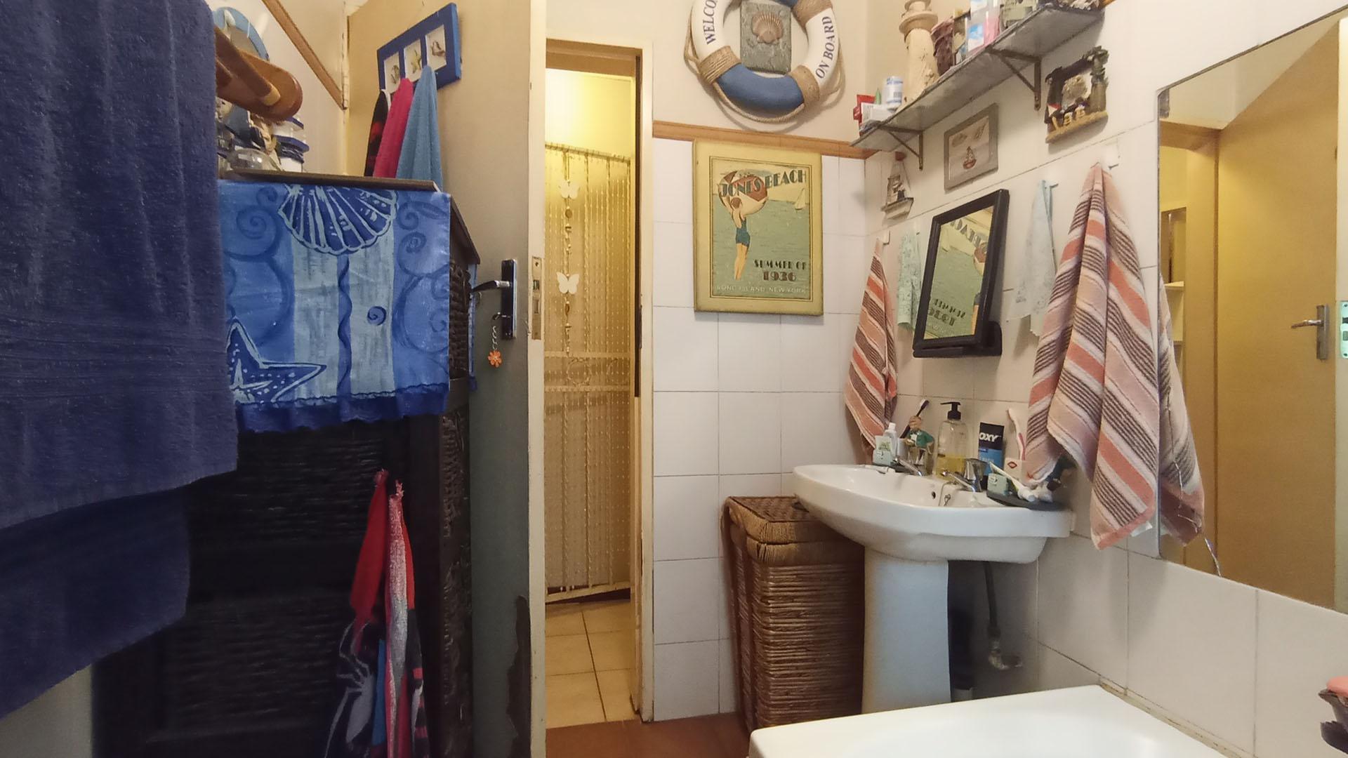 Bathroom 1 - 5 square meters of property in La Montagne