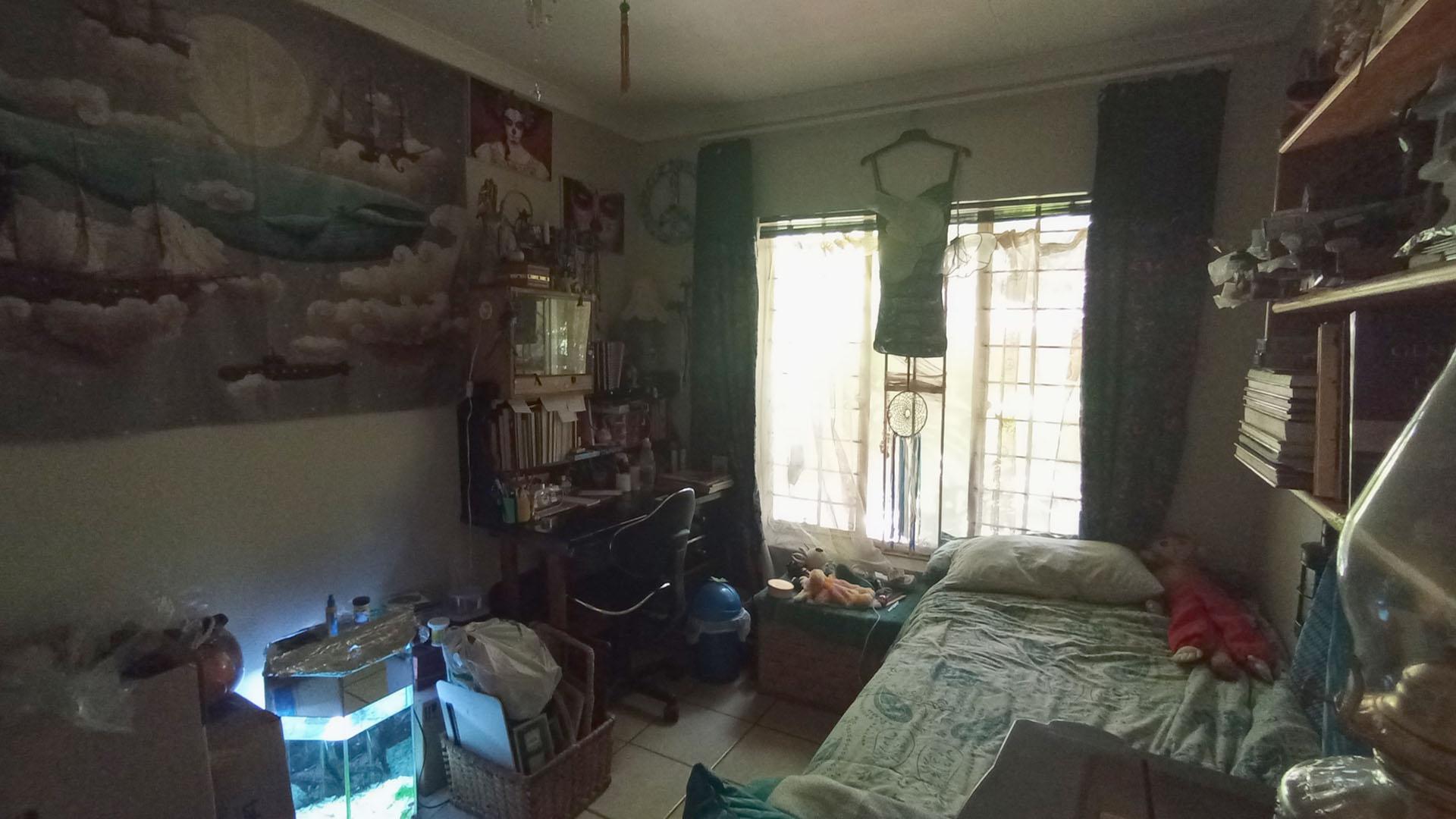 Bed Room 1 - 12 square meters of property in La Montagne