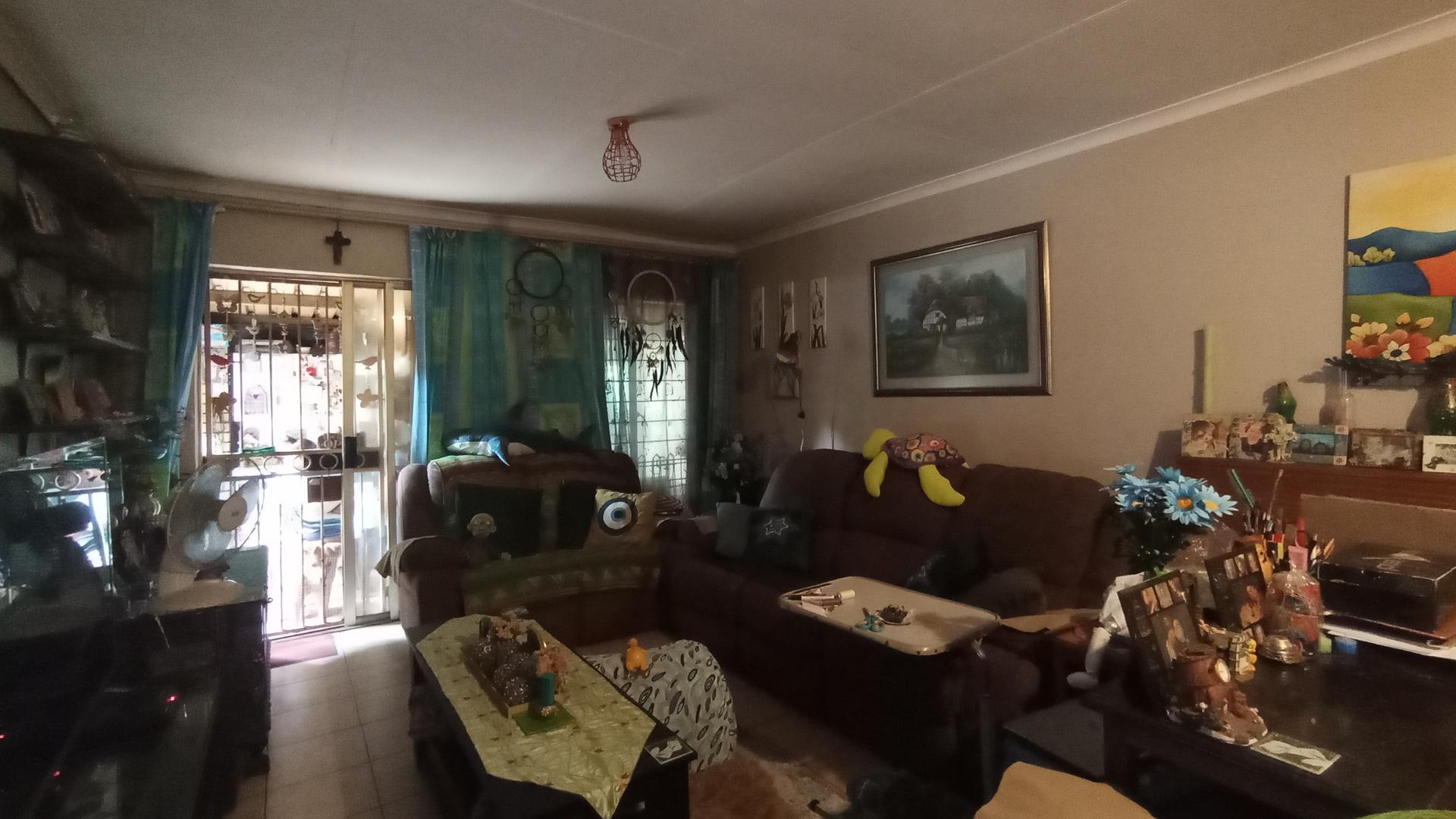 Lounges - 13 square meters of property in La Montagne