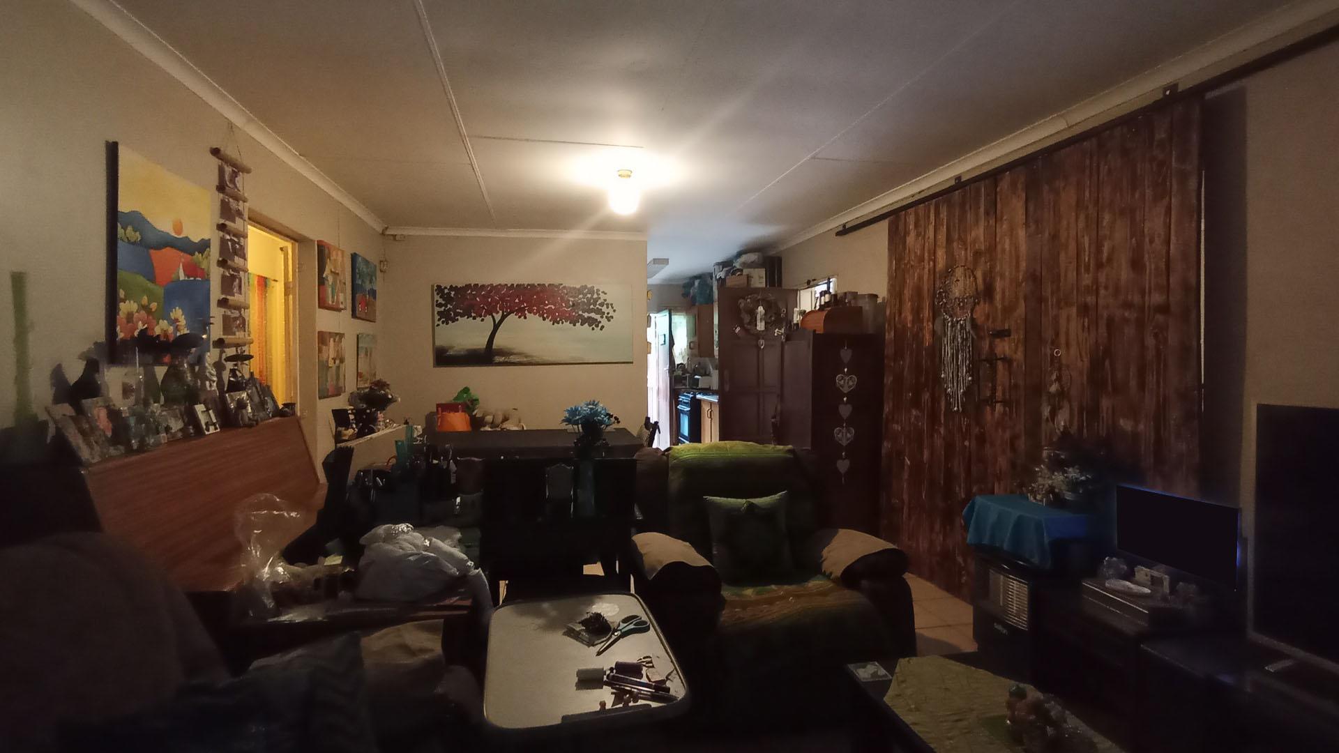 Lounges - 13 square meters of property in La Montagne