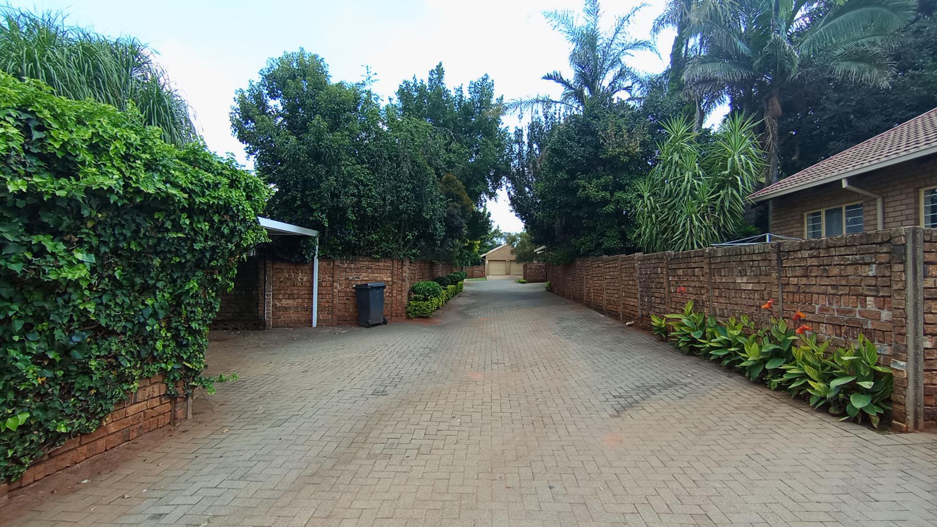 Front View of property in La Montagne