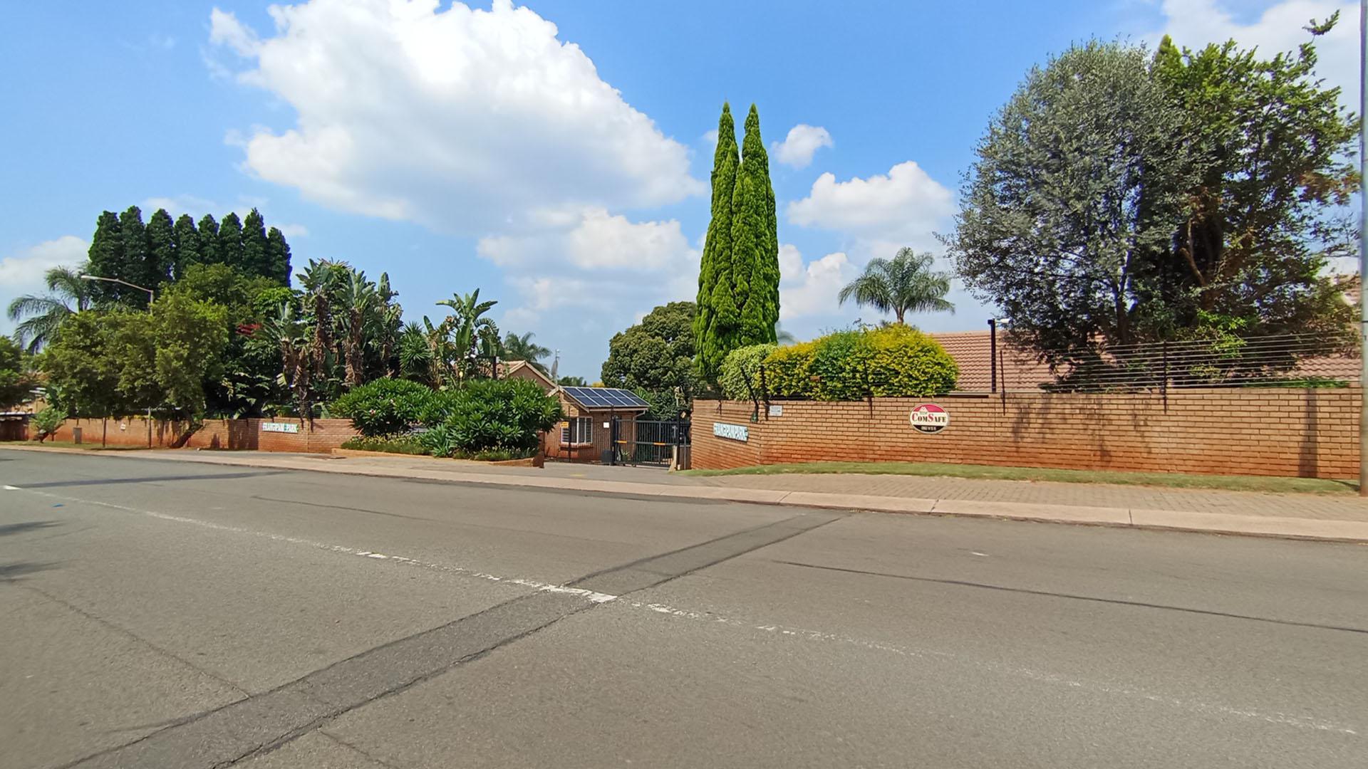 Front View of property in La Montagne