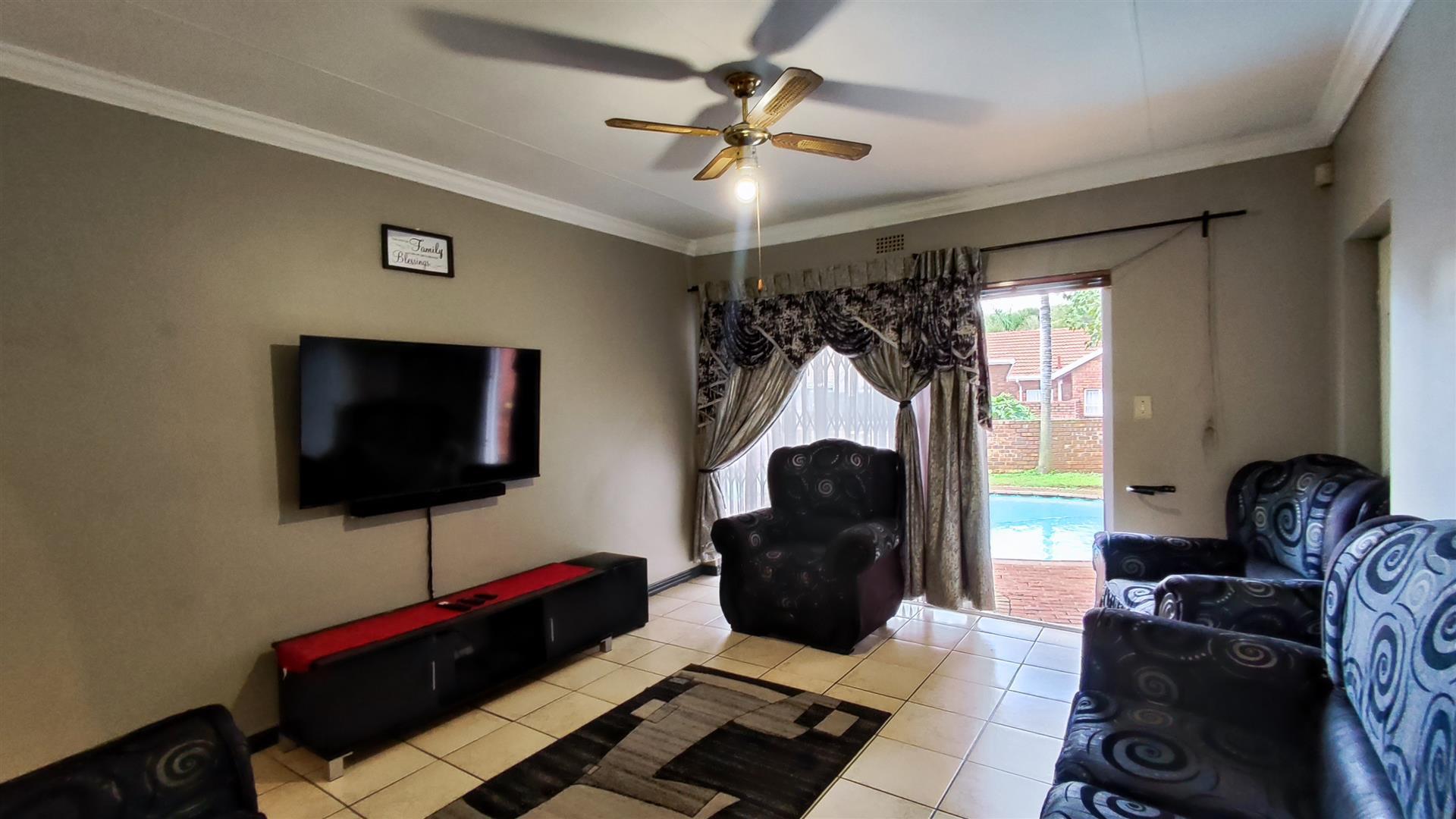 Lounges - 19 square meters of property in Birchleigh North