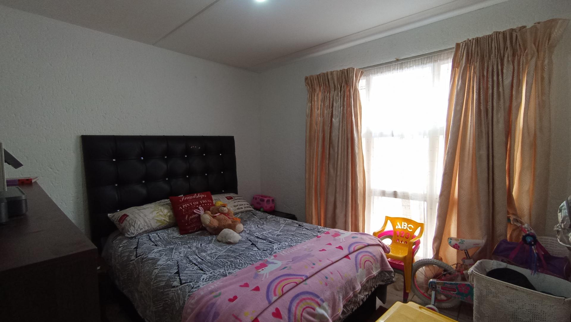 Bed Room 2 - 13 square meters of property in Mondeor