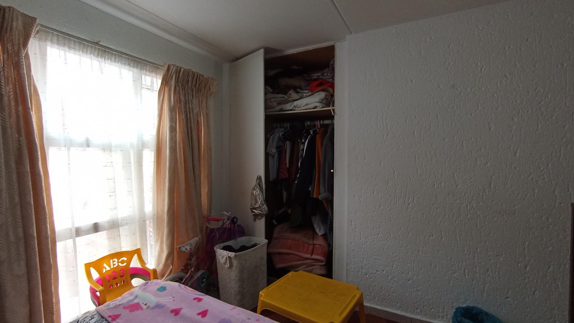 Bed Room 2 - 13 square meters of property in Mondeor