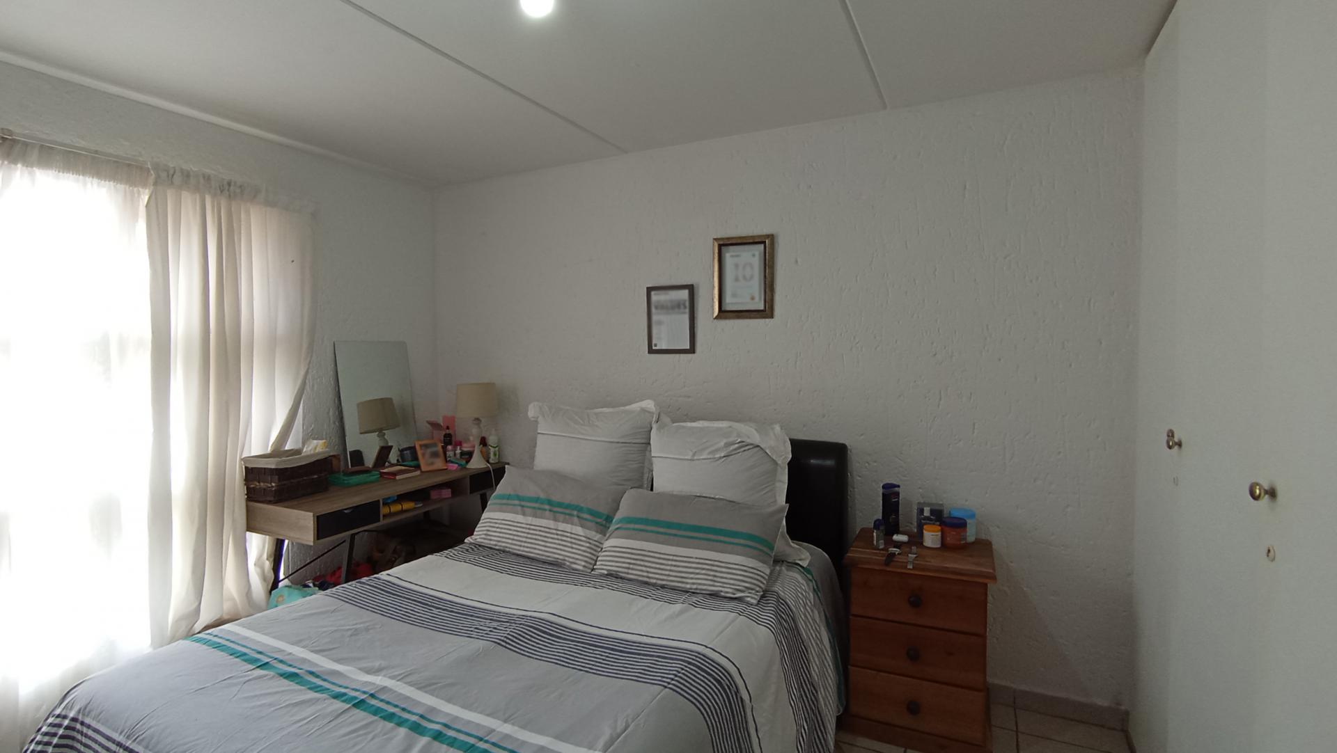 Bed Room 1 - 15 square meters of property in Mondeor