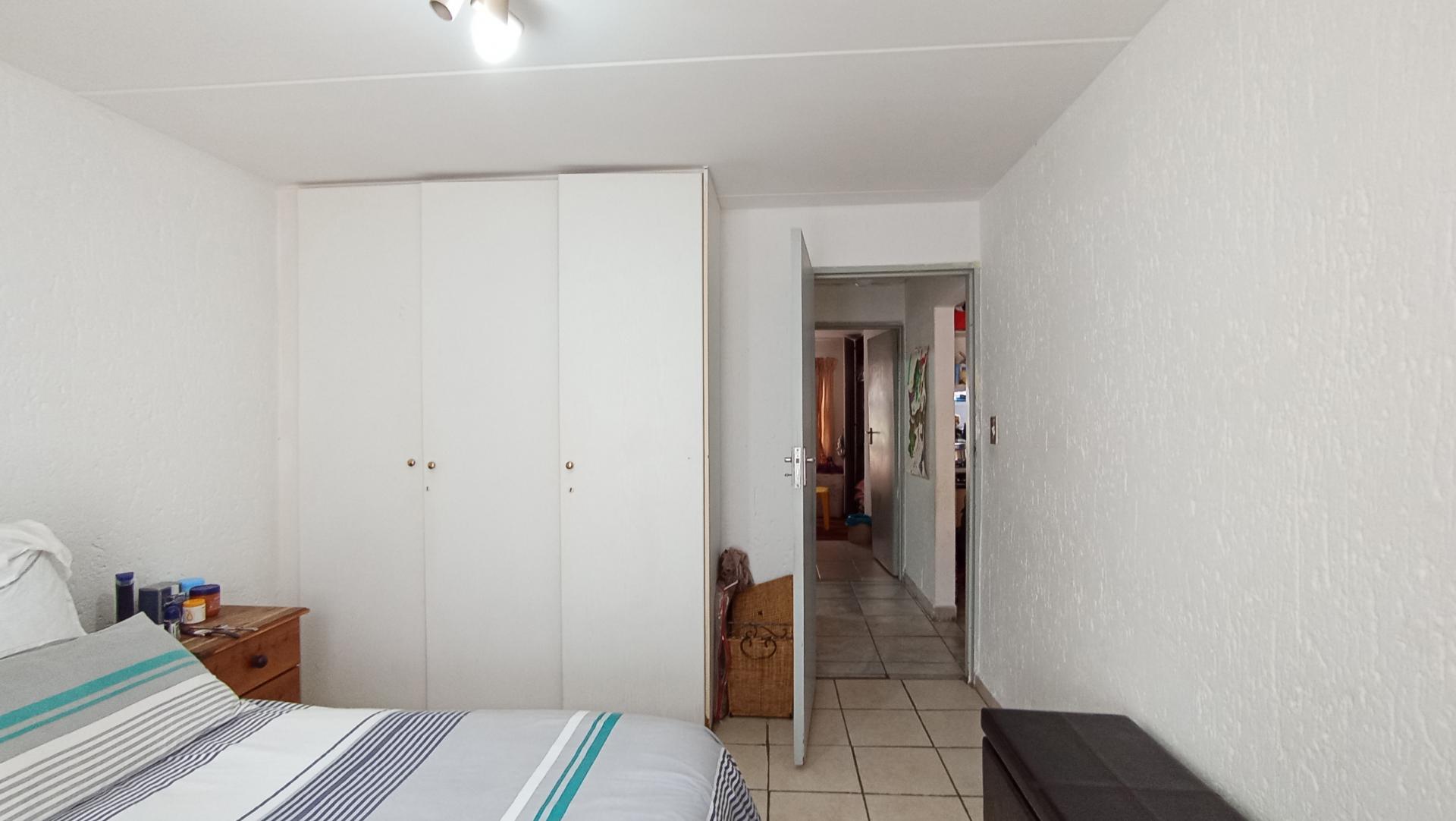 Bed Room 1 - 15 square meters of property in Mondeor