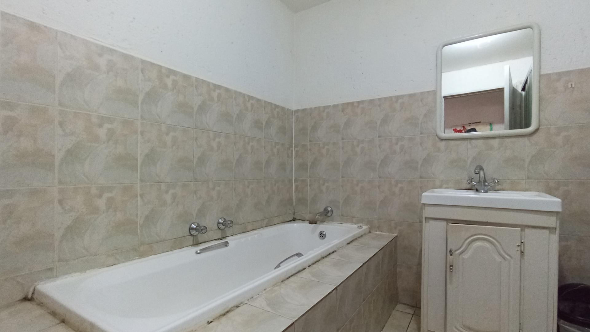 Bathroom 1 - 7 square meters of property in Mondeor