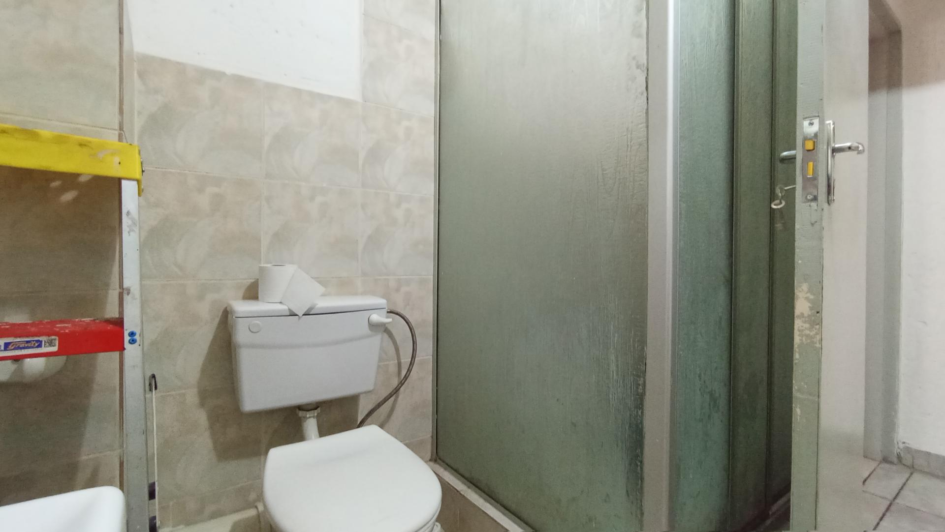 Bathroom 1 - 7 square meters of property in Mondeor