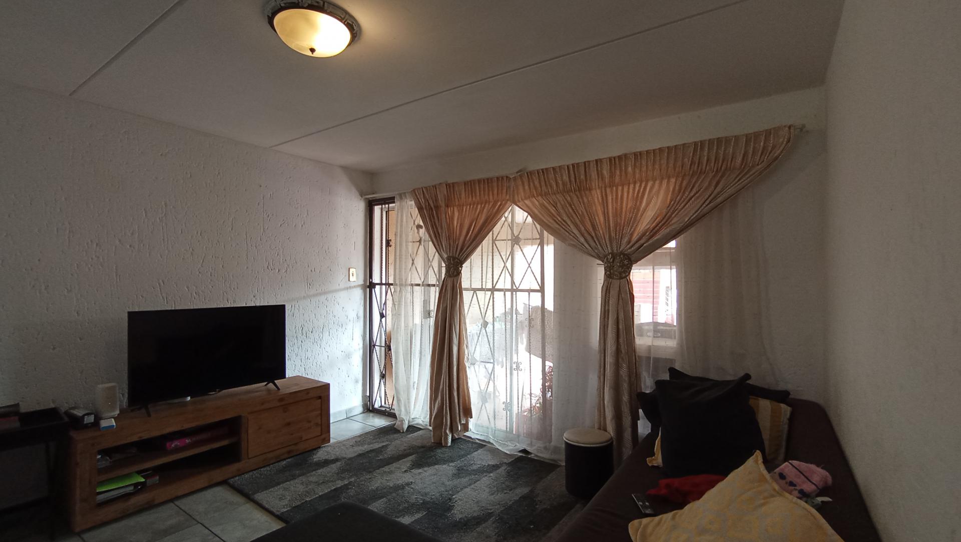 Lounges - 19 square meters of property in Mondeor