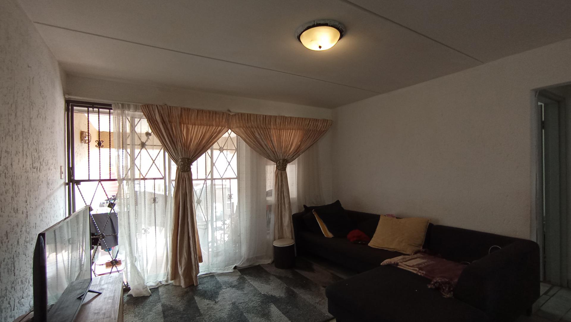 Lounges - 19 square meters of property in Mondeor