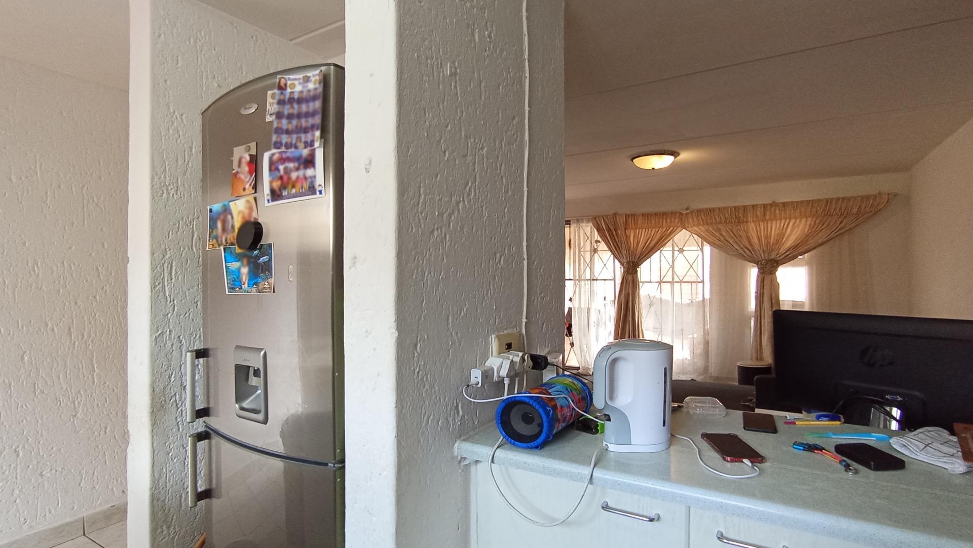 Kitchen - 8 square meters of property in Mondeor