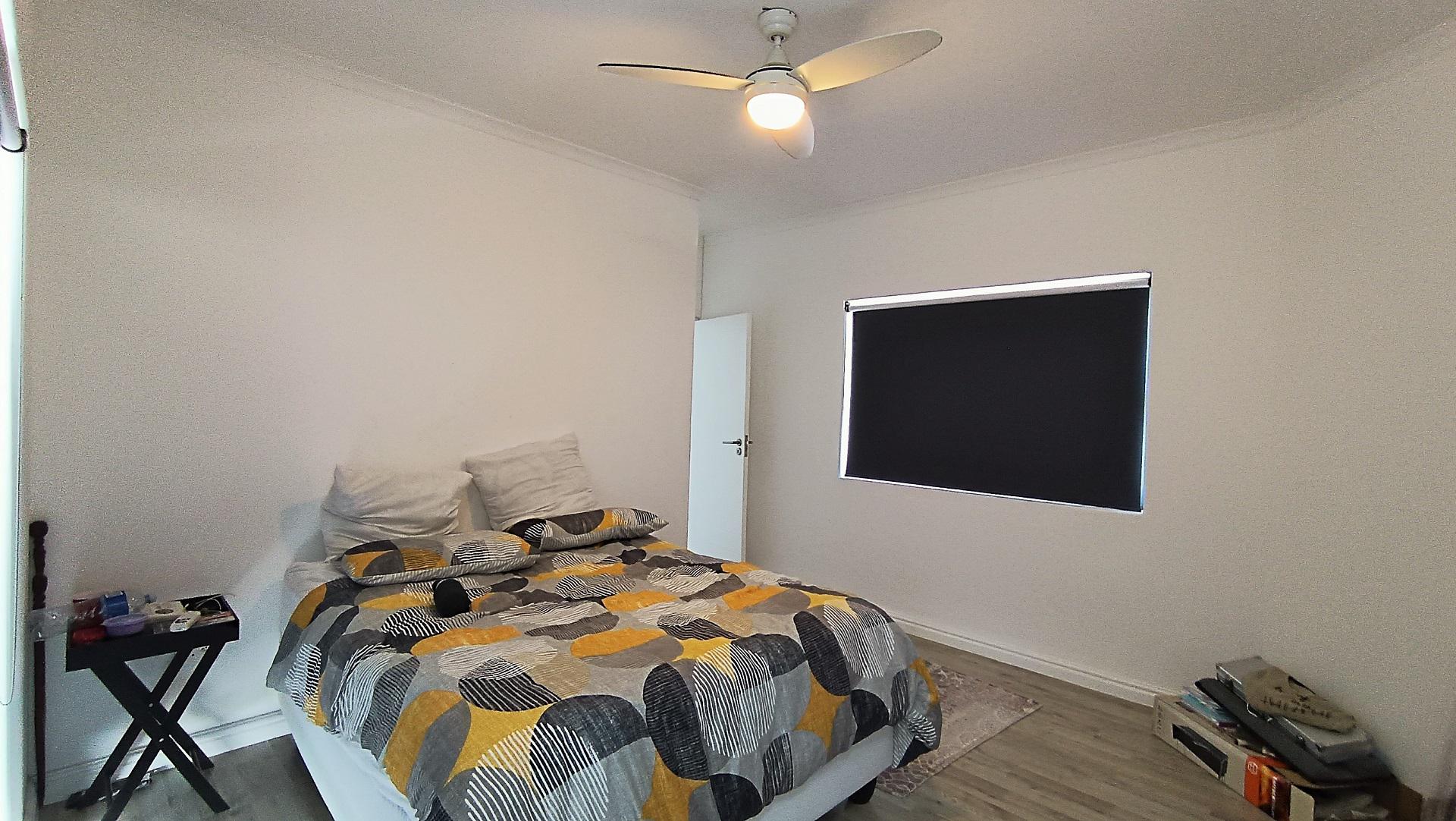 Main Bedroom - 28 square meters of property in Sandown Estate