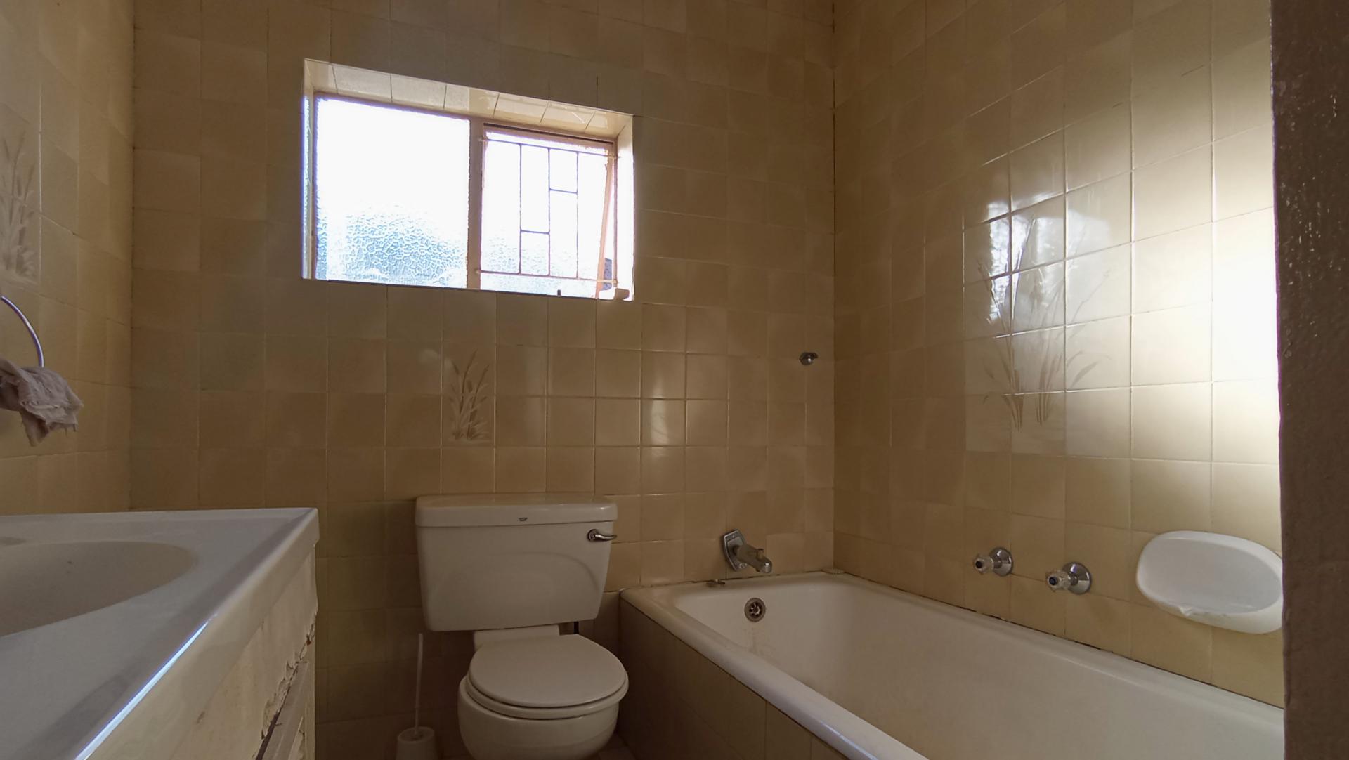 Bathroom 1 - 6 square meters of property in Kensington - JHB