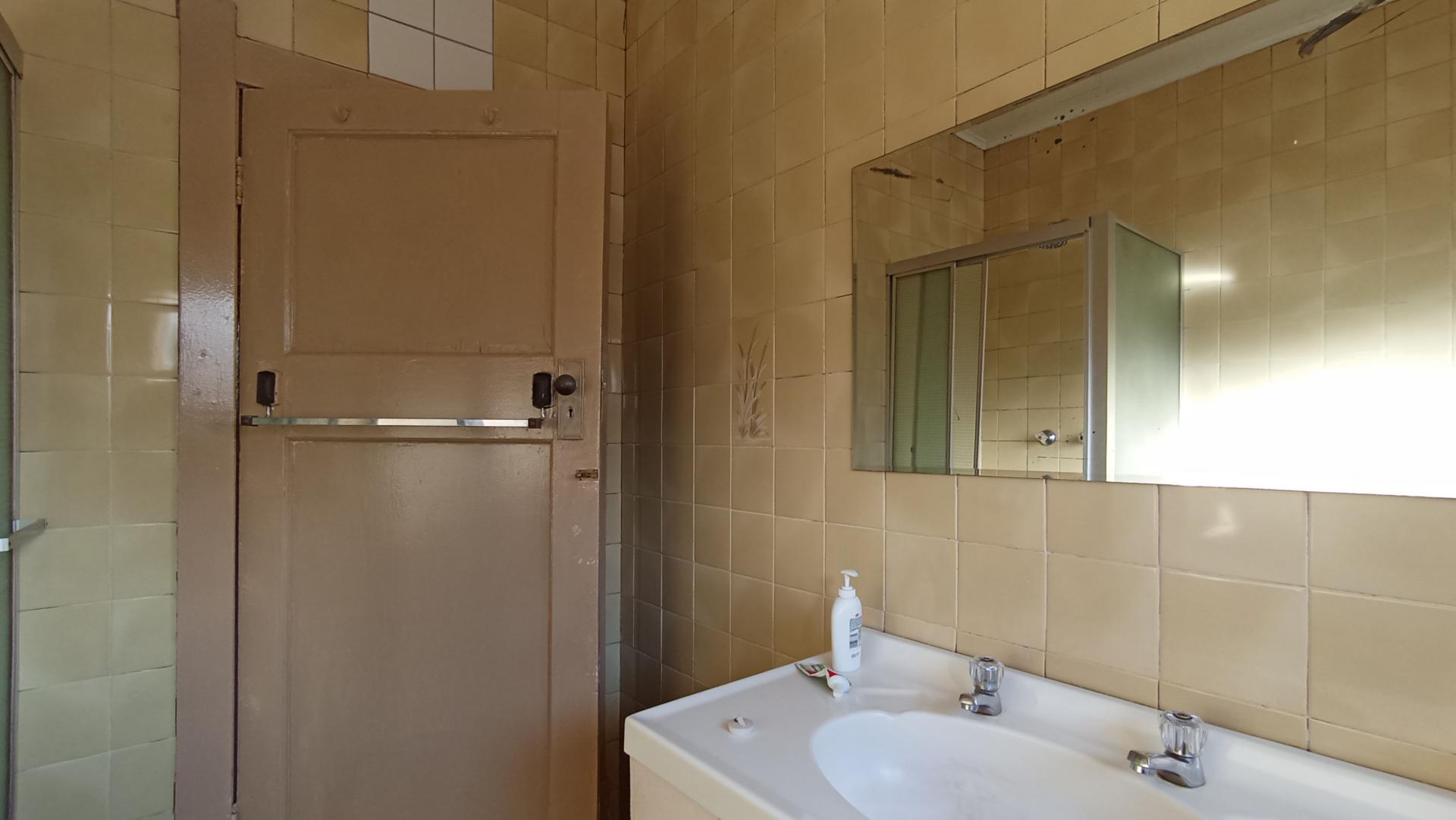 Bathroom 1 - 6 square meters of property in Kensington - JHB