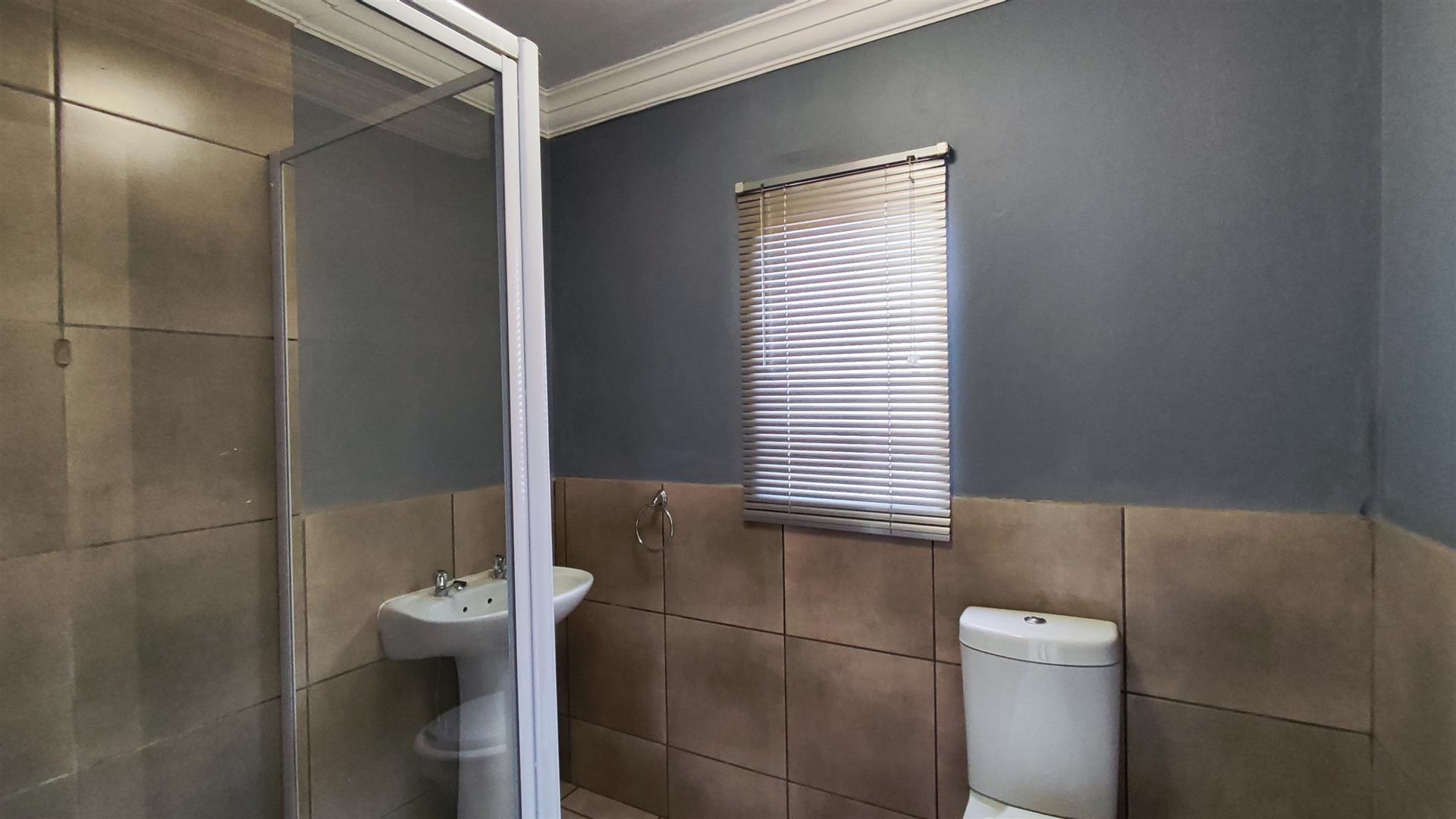 Main Bathroom - 5 square meters of property in Albertsdal