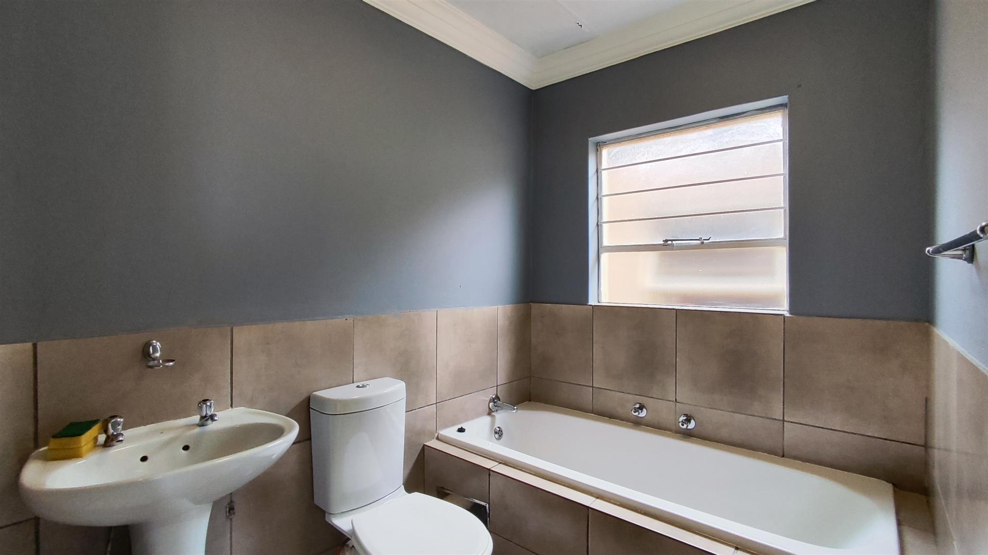 Bathroom 1 - 5 square meters of property in Albertsdal