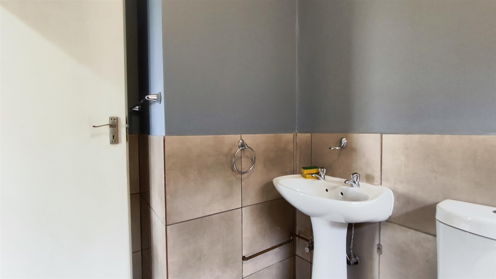 Bathroom 1 - 5 square meters of property in Albertsdal