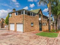  of property in Die Hoewes