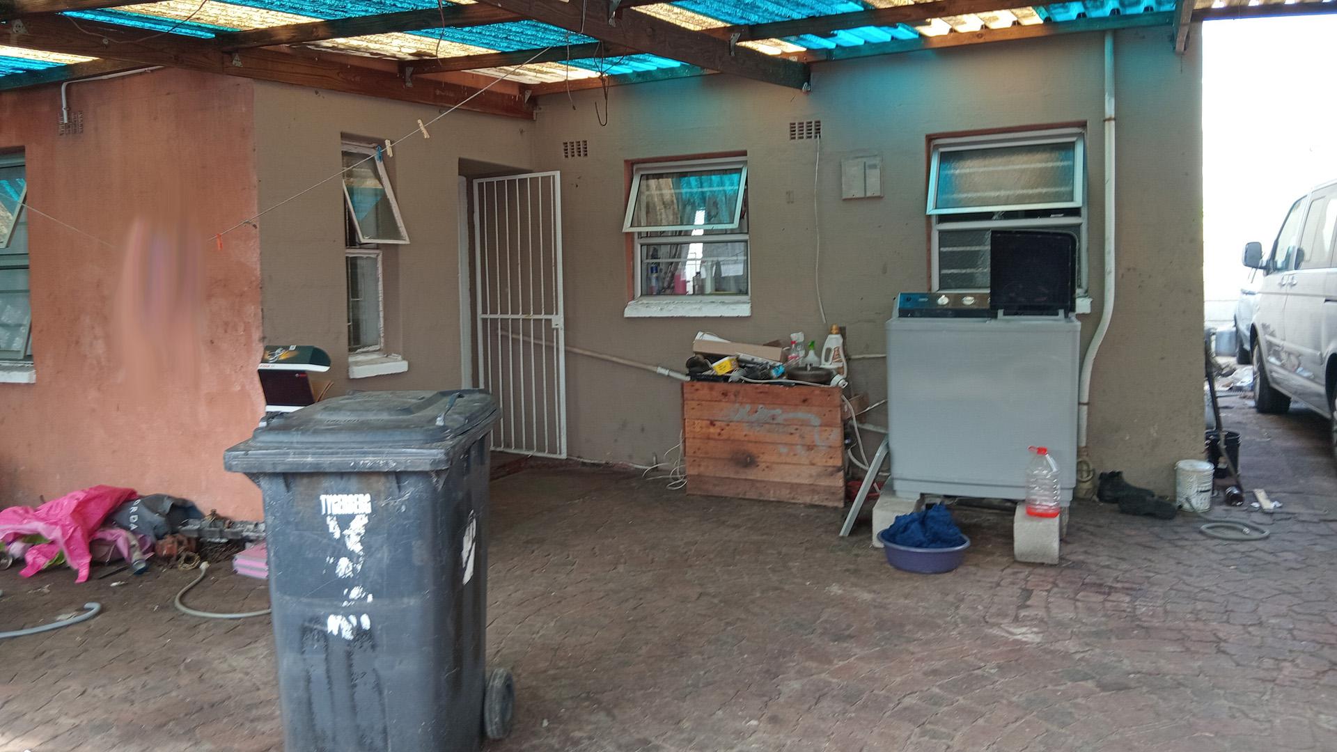 Carport  of property in Elsies River