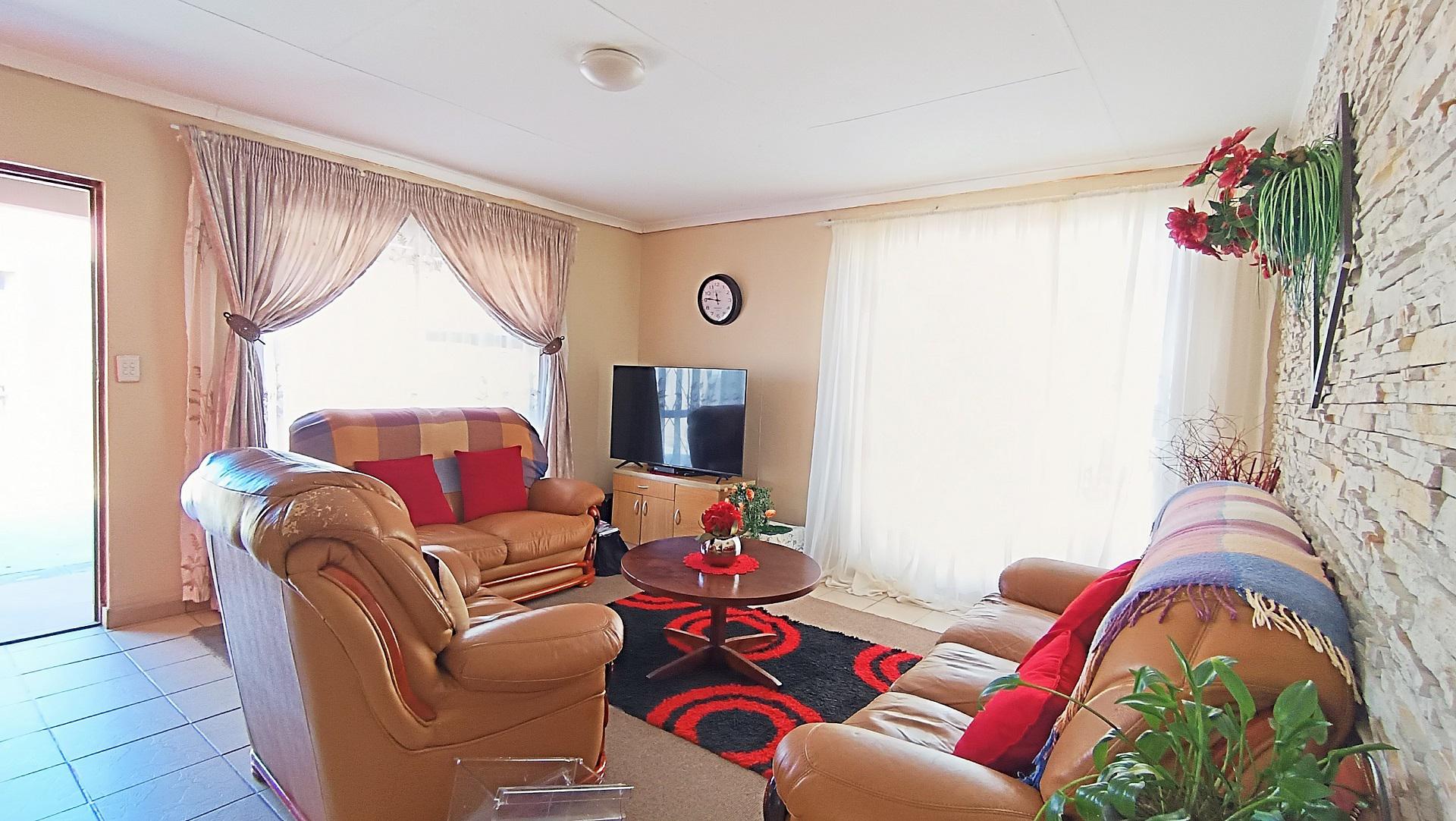 Lounges - 27 square meters of property in Ilitha Park