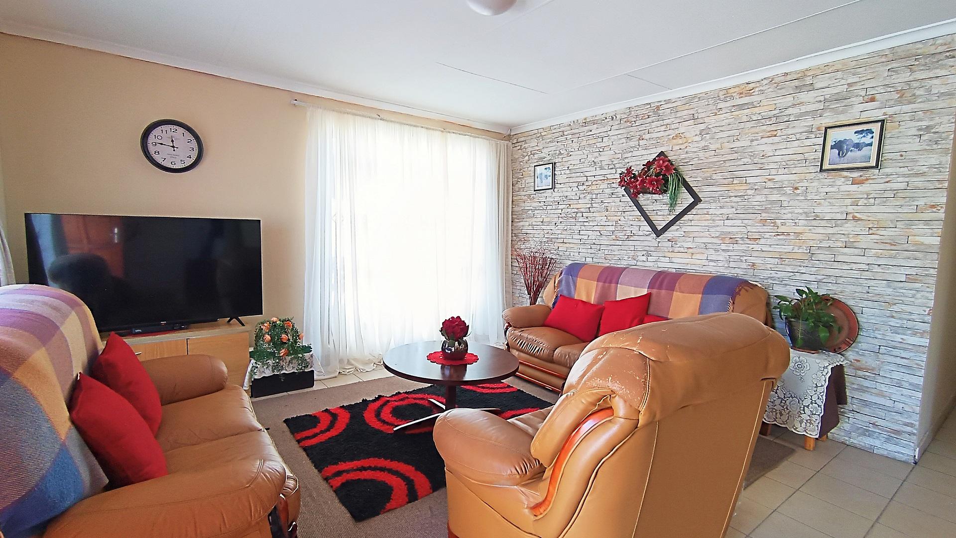 Lounges - 27 square meters of property in Ilitha Park