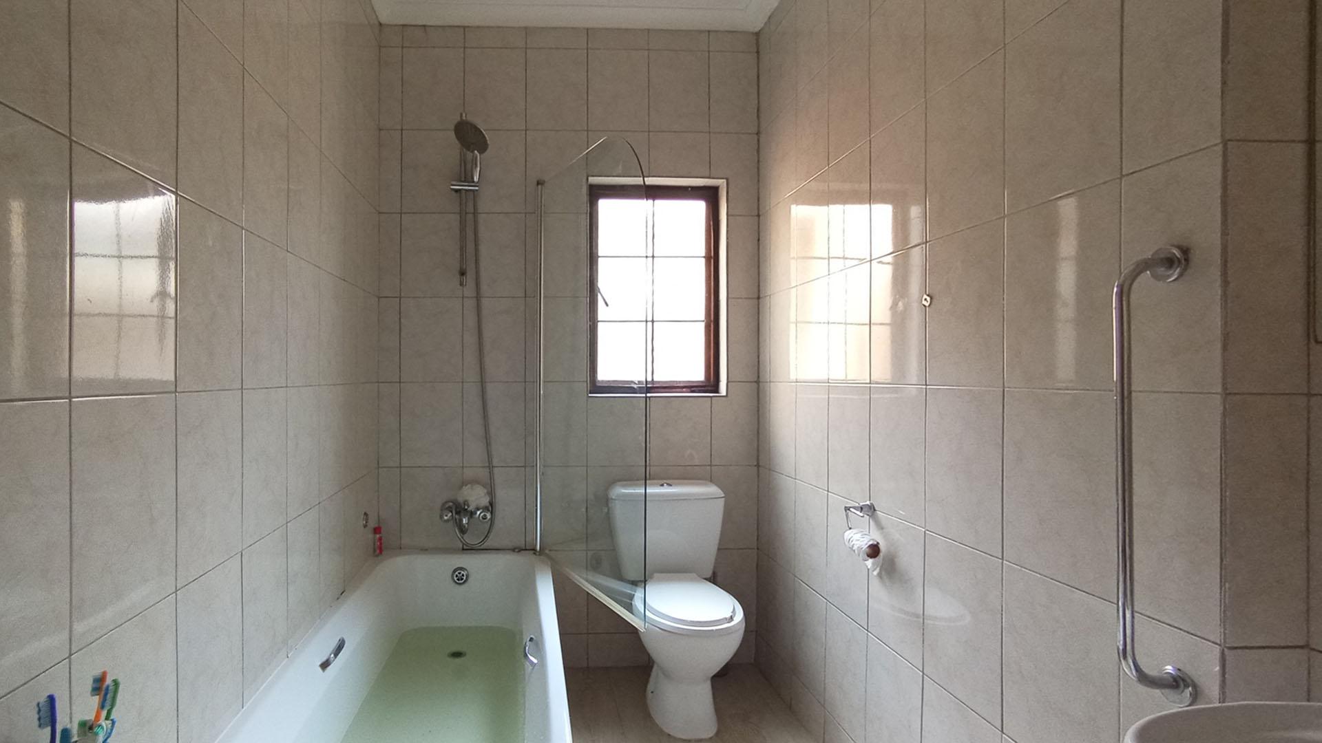 Bathroom 1 - 6 square meters of property in Montana