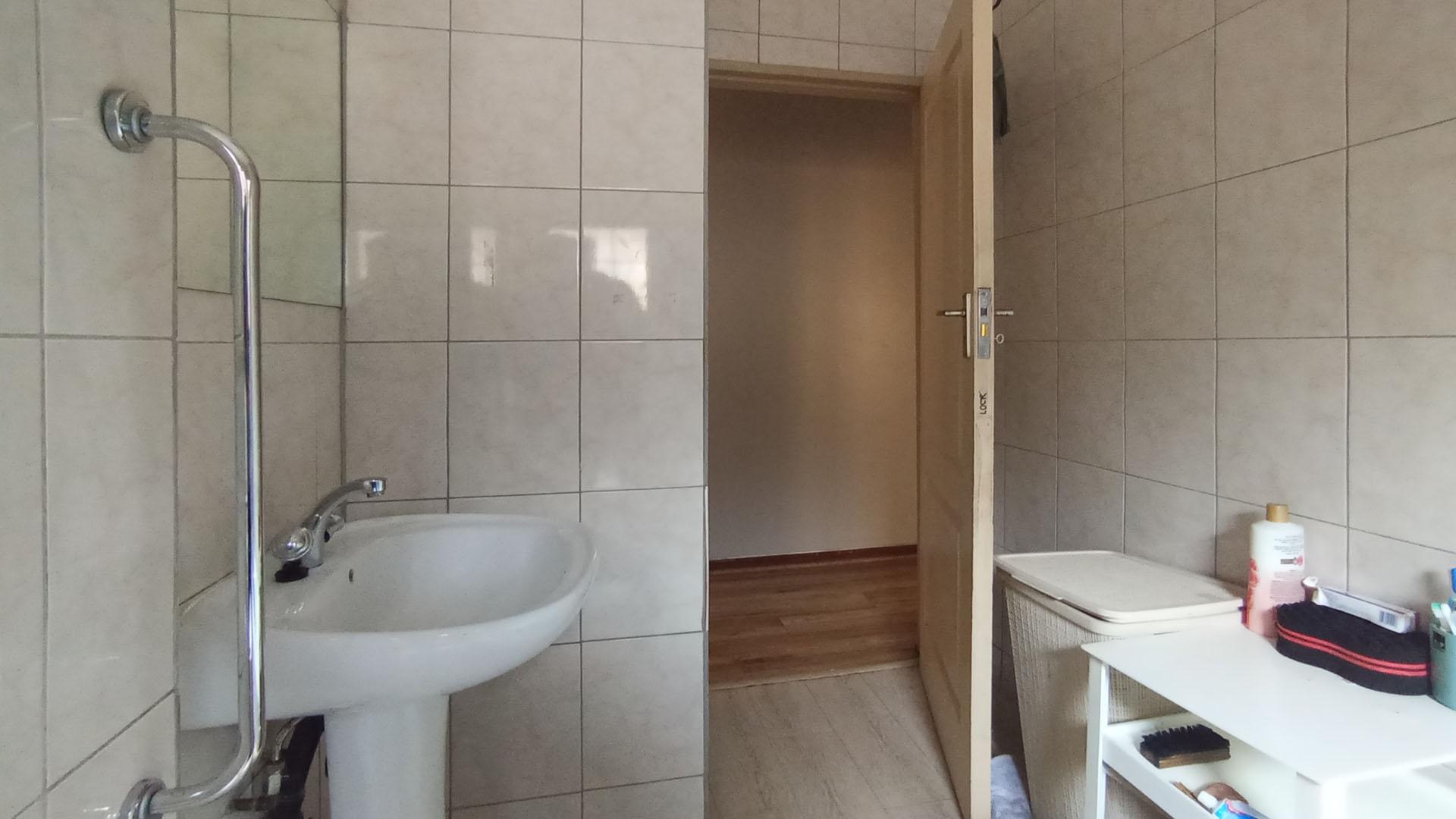 Bathroom 1 - 6 square meters of property in Montana