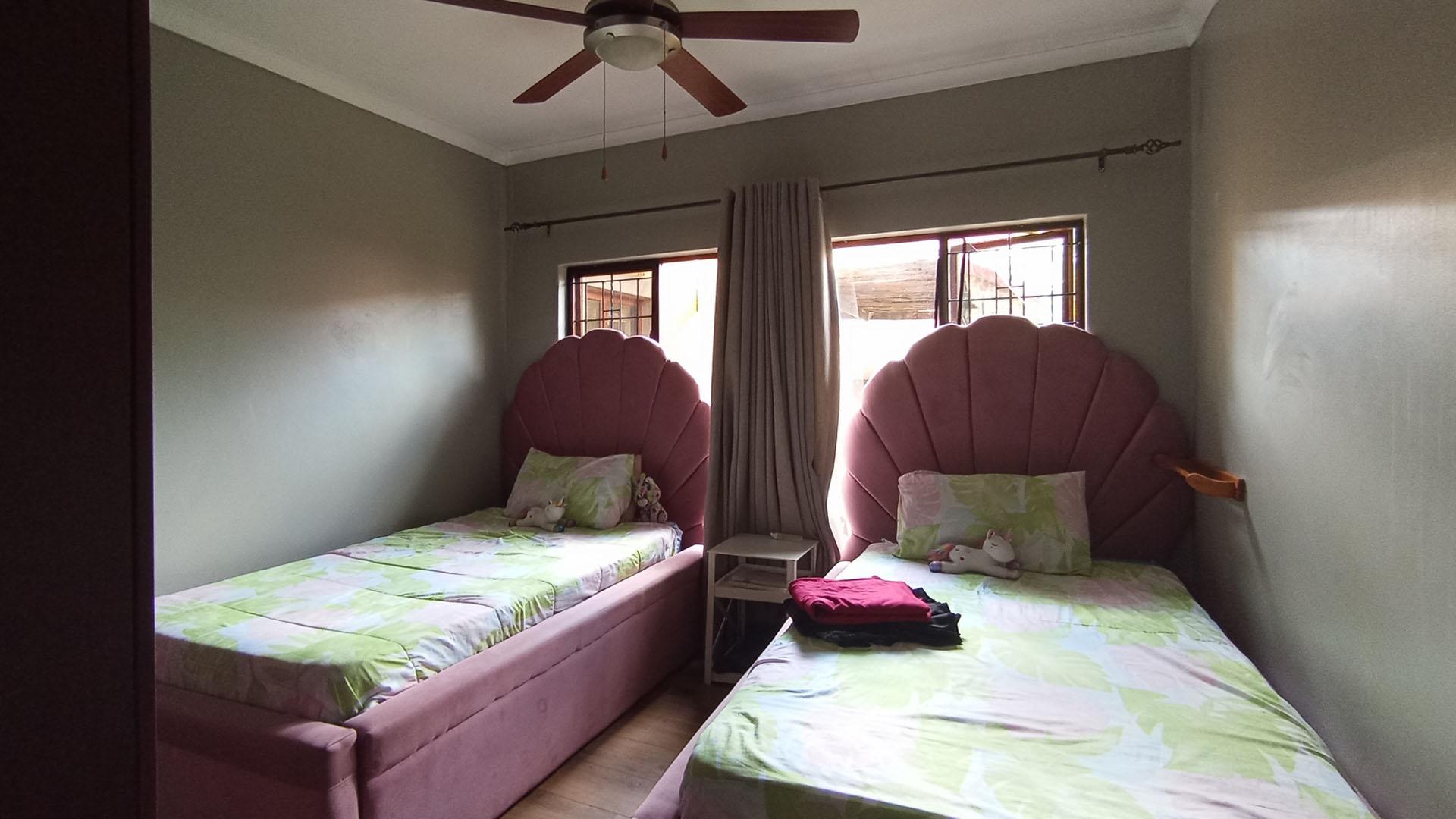 Bed Room 1 - 13 square meters of property in Montana