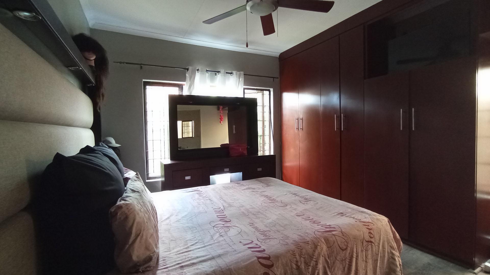 Main Bedroom - 14 square meters of property in Montana