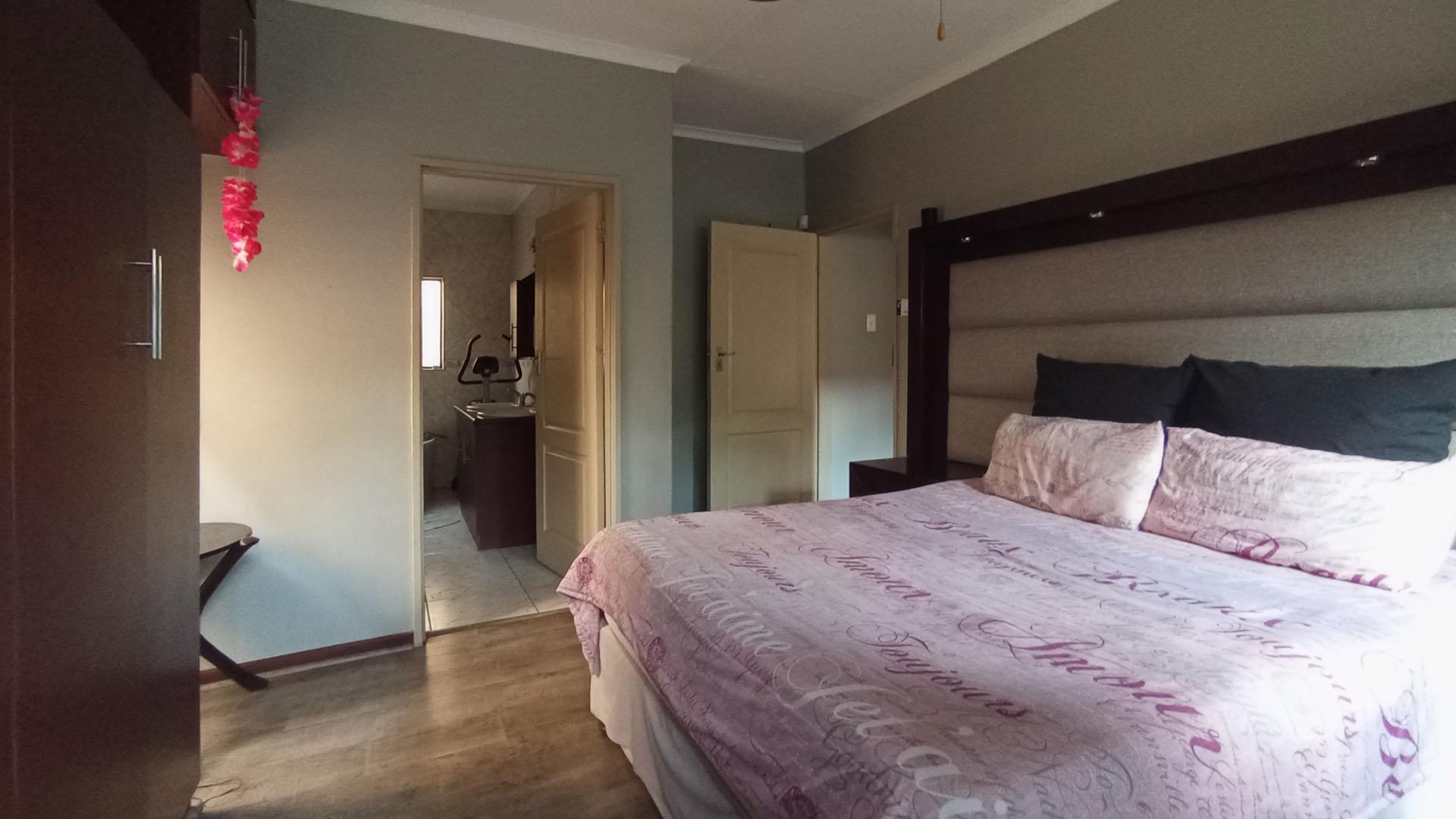 Main Bedroom - 14 square meters of property in Montana