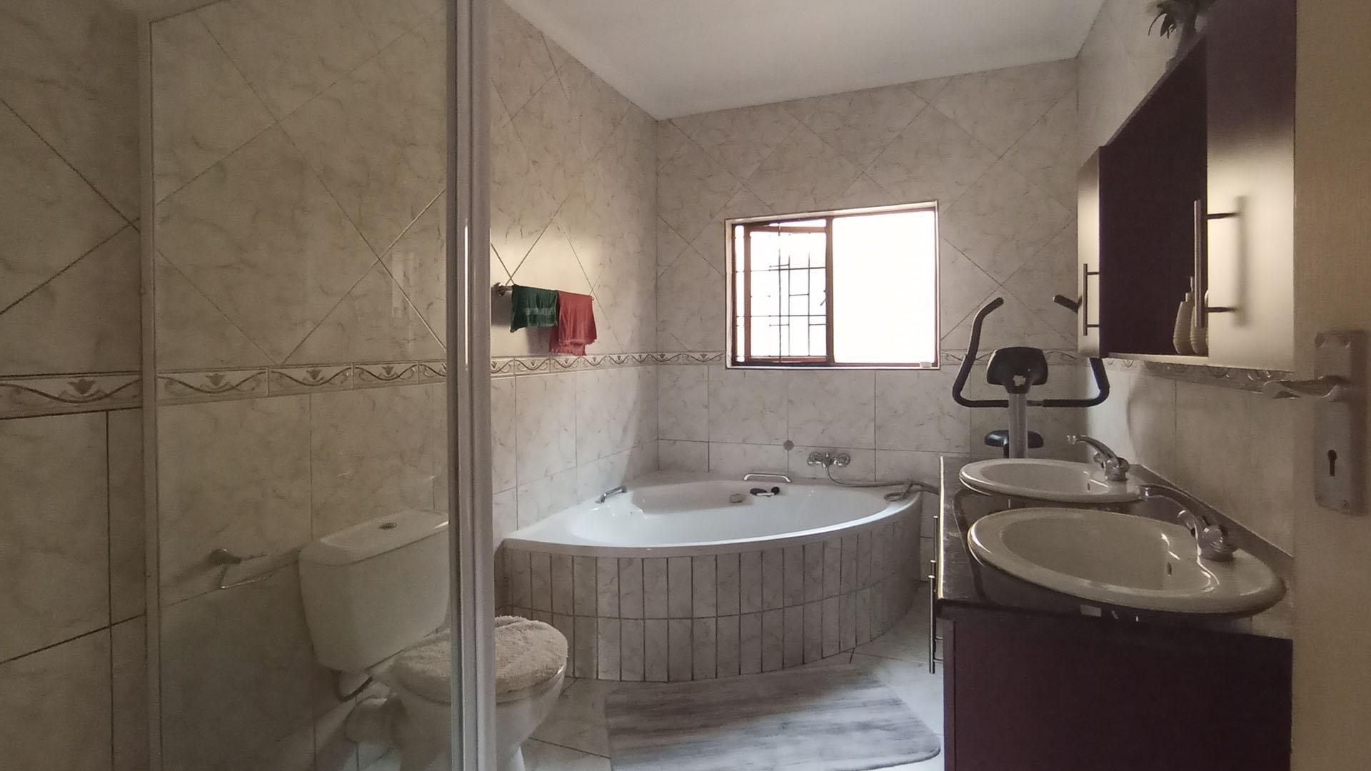 Main Bathroom - 9 square meters of property in Montana