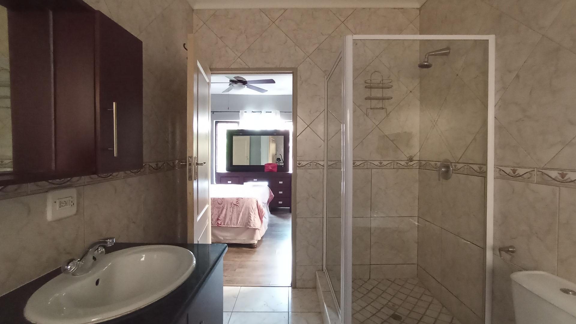 Main Bathroom - 9 square meters of property in Montana