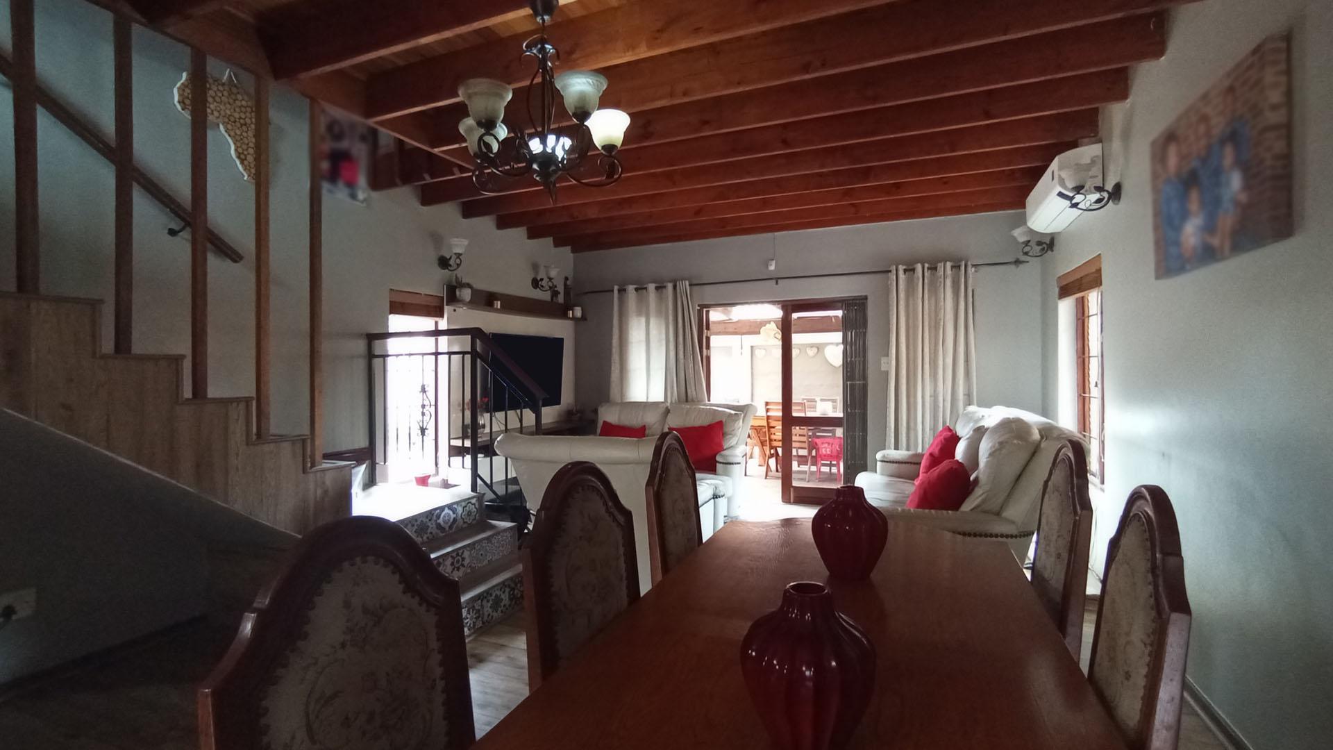 Dining Room - 19 square meters of property in Montana