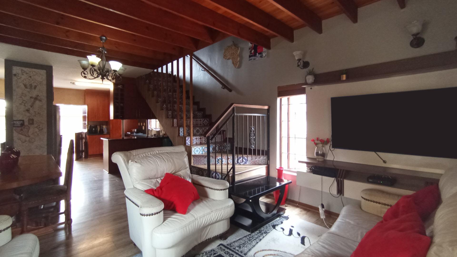 Lounges - 15 square meters of property in Montana