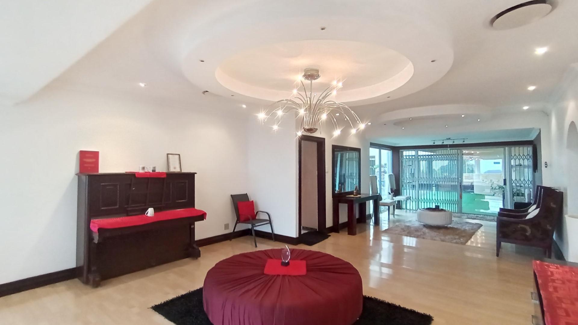 Lounges - 87 square meters of property in Moseley