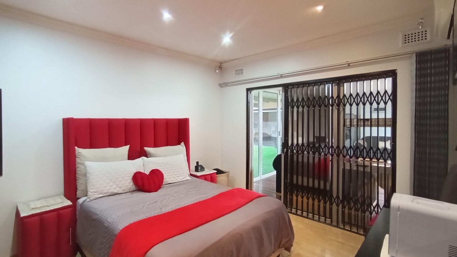 Bed Room 1 - 18 square meters of property in Moseley