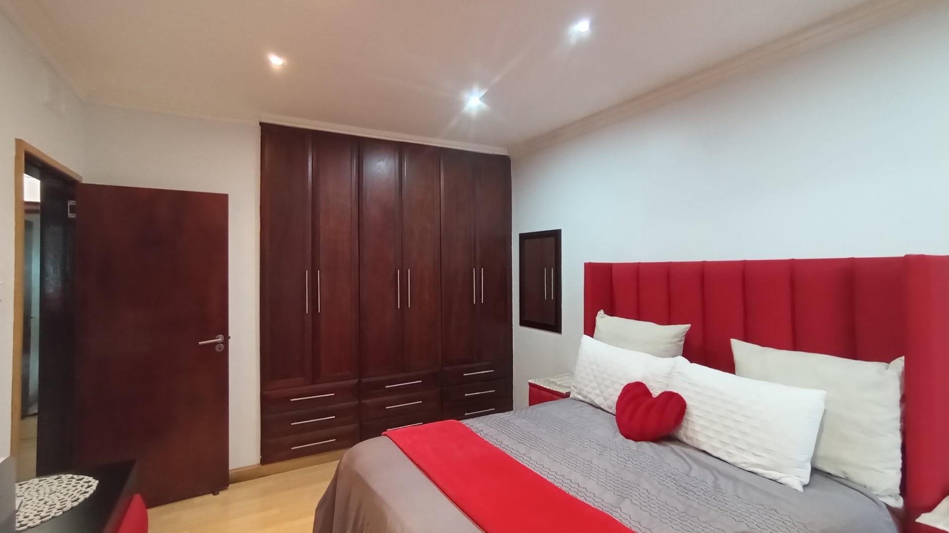 Bed Room 1 - 18 square meters of property in Moseley