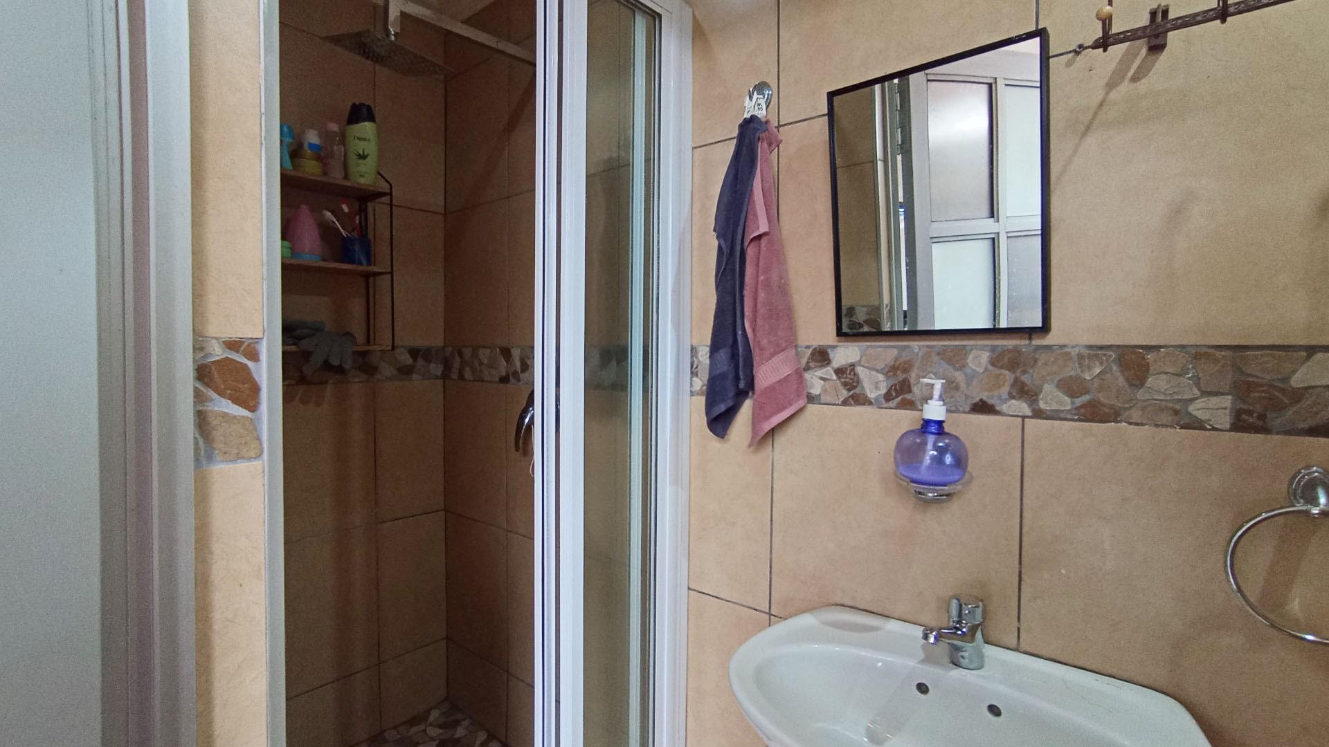 Bathroom 1 - 9 square meters of property in Moseley