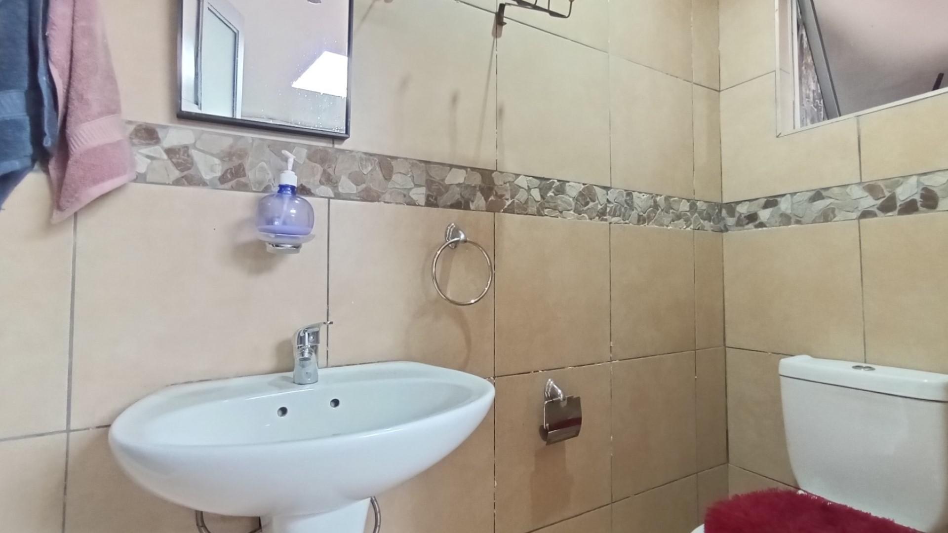 Bathroom 1 - 9 square meters of property in Moseley