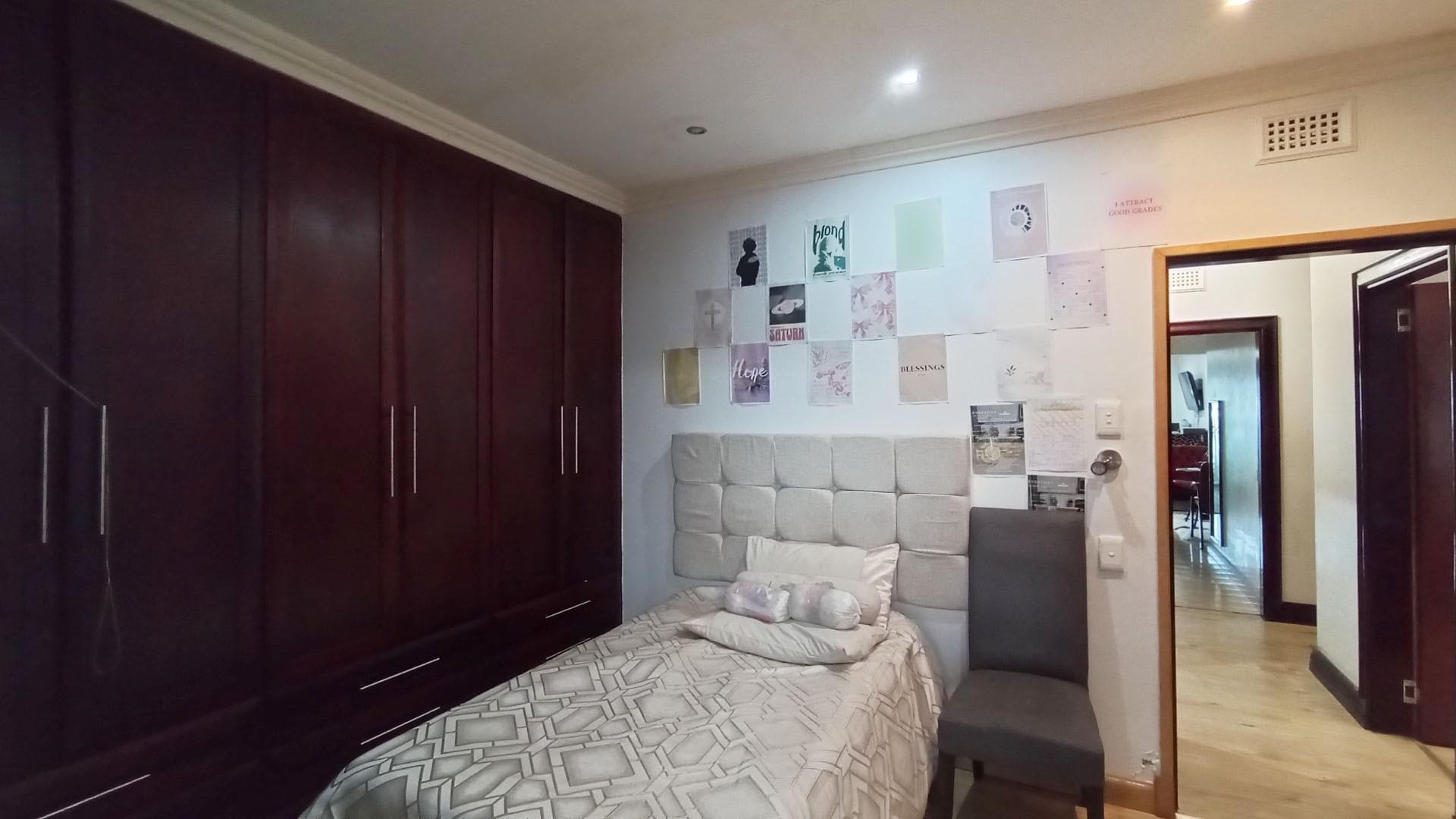 Bed Room 2 - 15 square meters of property in Moseley