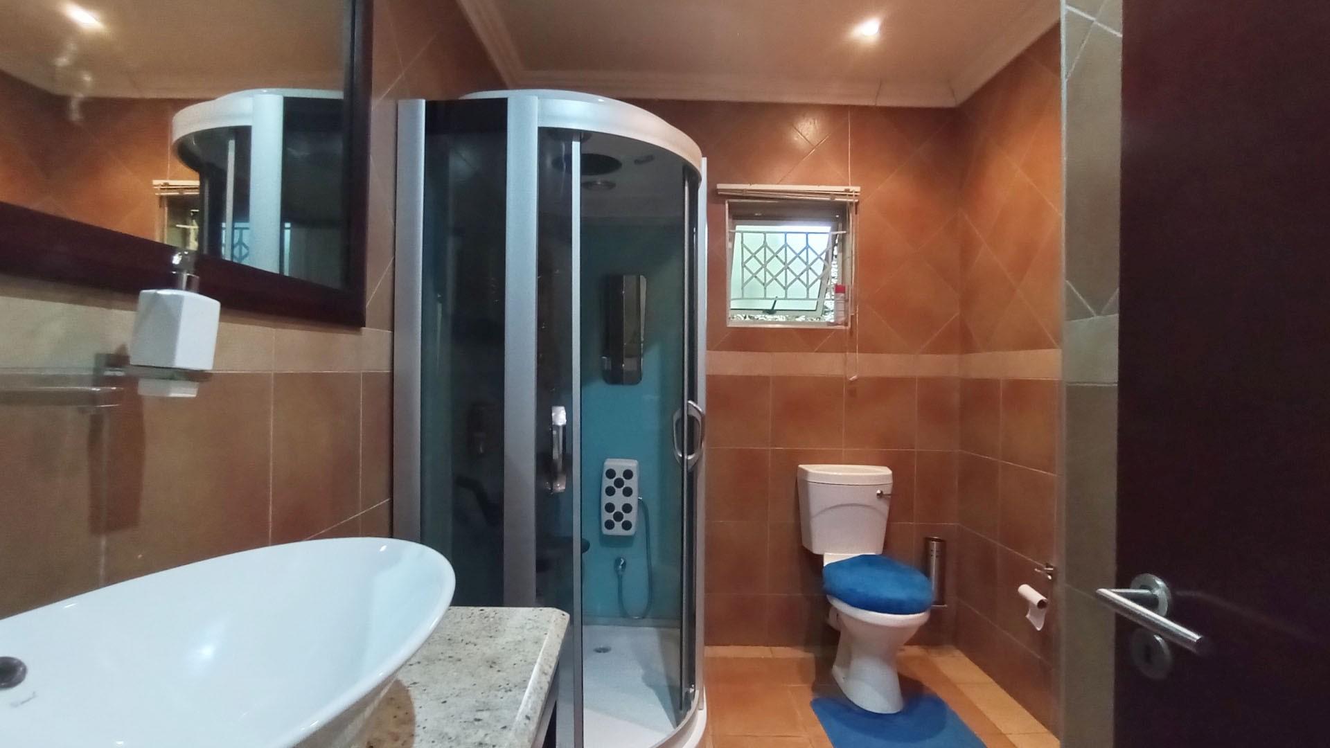 Bathroom 2 - 11 square meters of property in Moseley