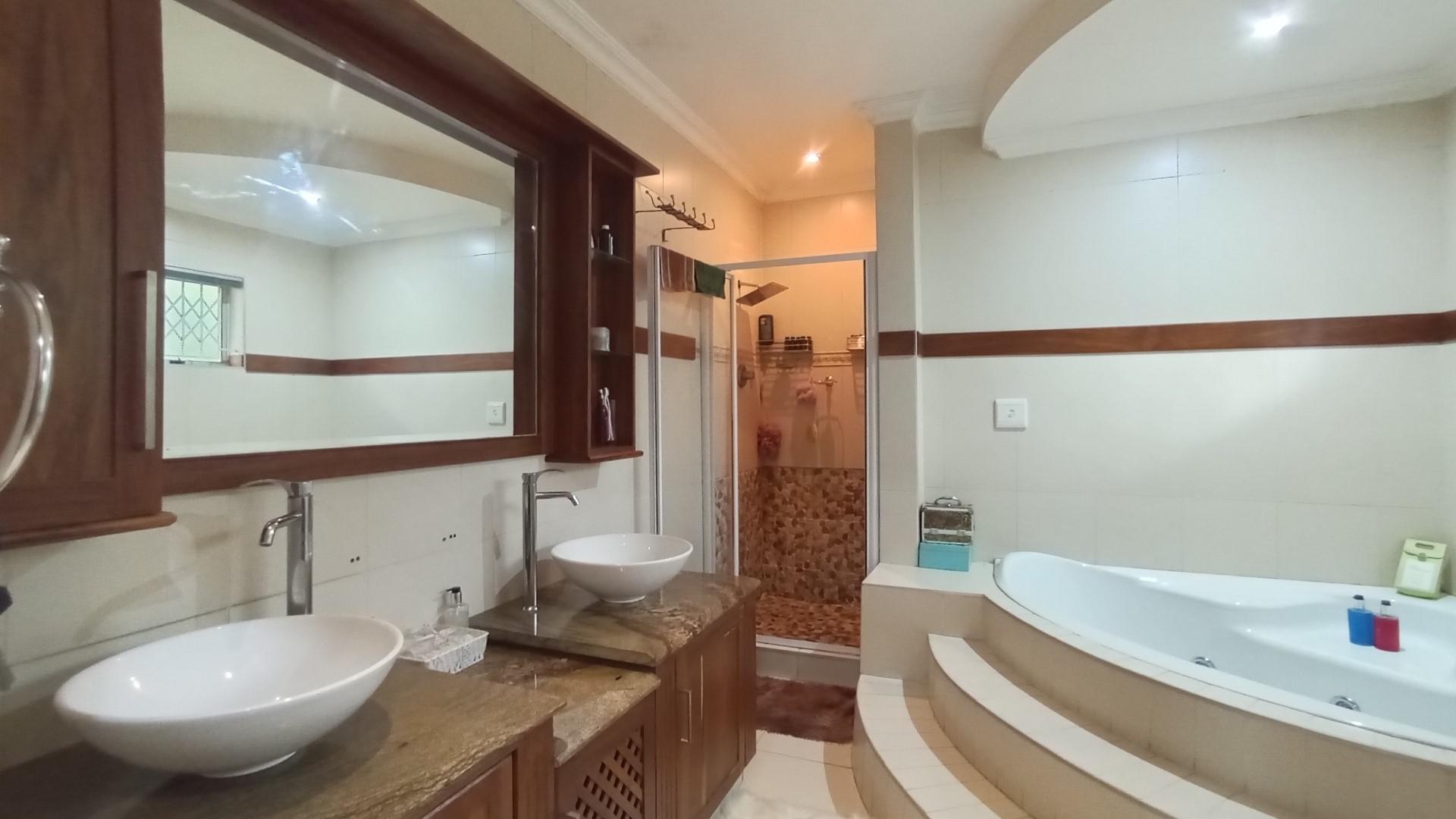Main Bathroom - 11 square meters of property in Moseley