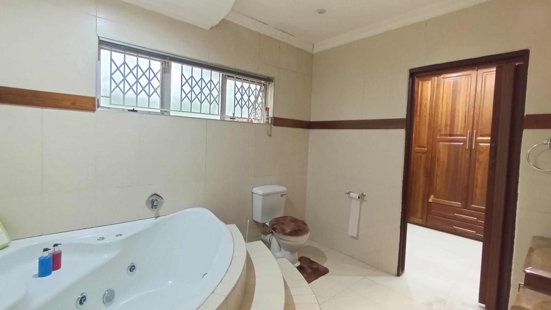 Main Bathroom - 11 square meters of property in Moseley