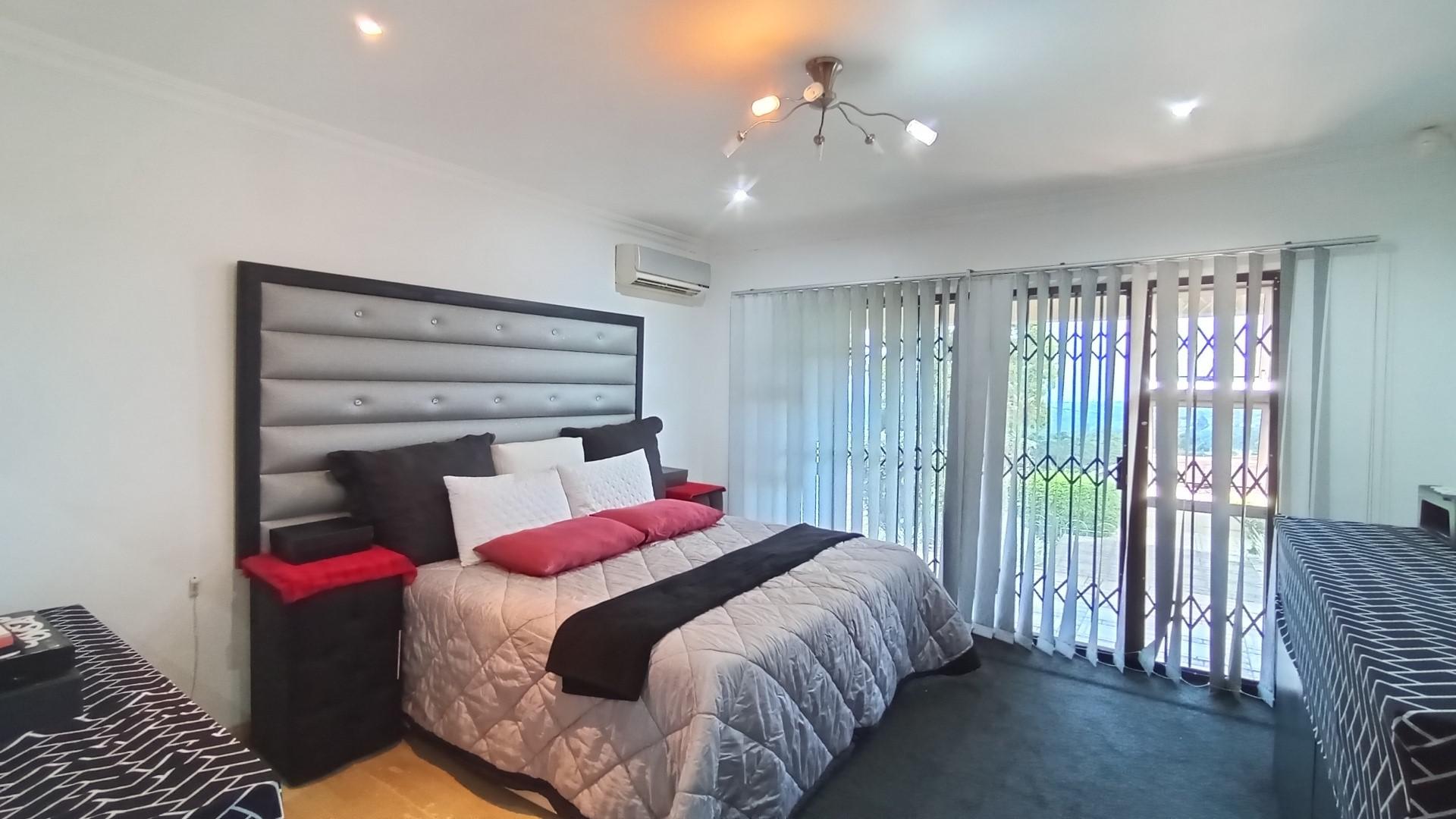 Main Bedroom - 22 square meters of property in Moseley
