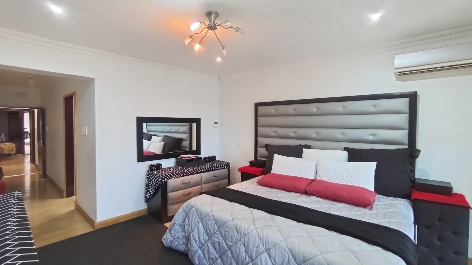 Main Bedroom - 22 square meters of property in Moseley